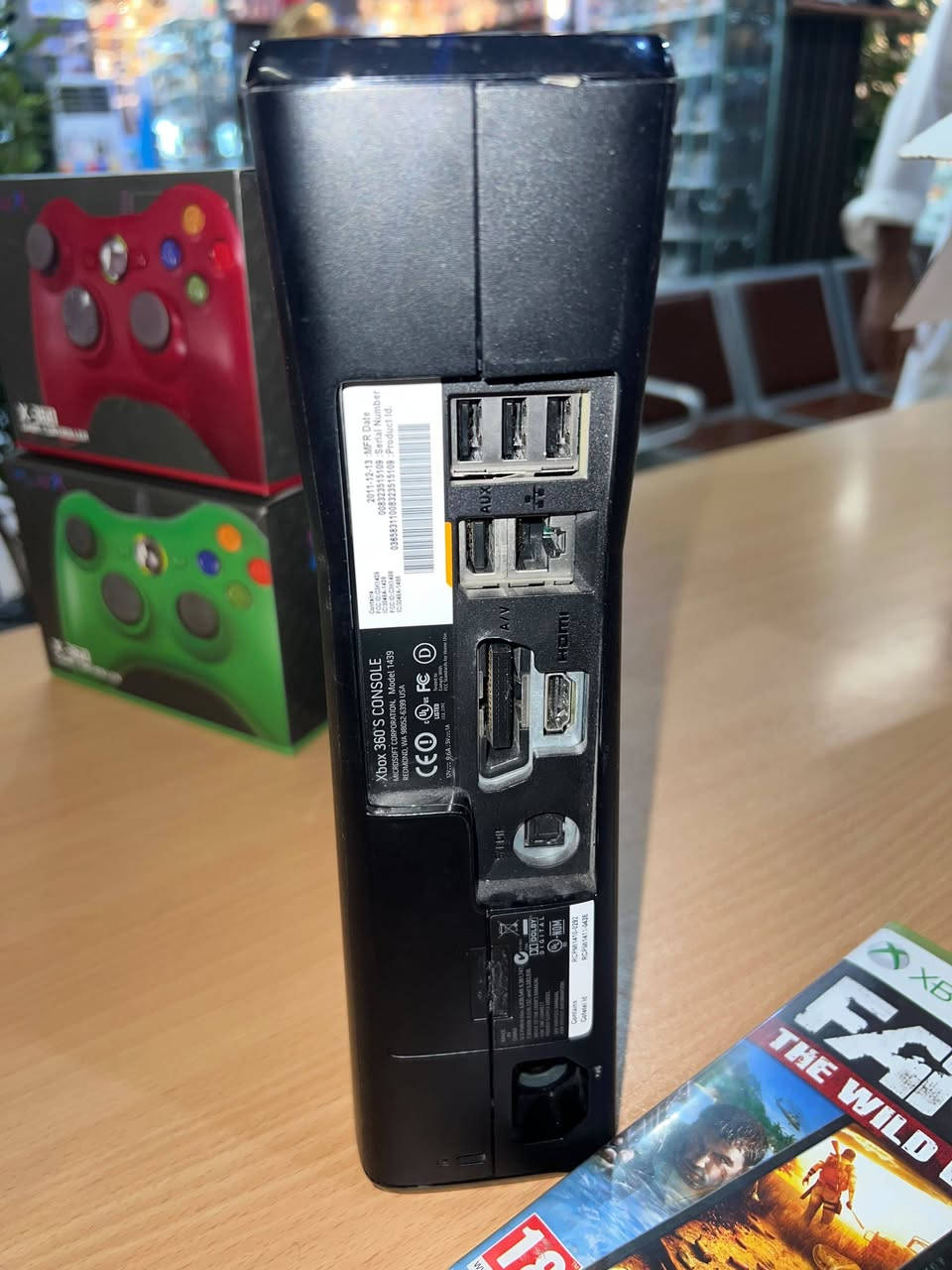 للبيع XBOX360
جهاز نضيف أستخدام قليل 
غير مهكر 
ويا جويستكات 2 جديدات غير مستخدمات 
ويا قرص CALL OF DUTY BLACK OPS 2
هارد 250GB
سعر 95 بي مجال 
رقم التواصل ***********
مكان الخمسة كيلو
