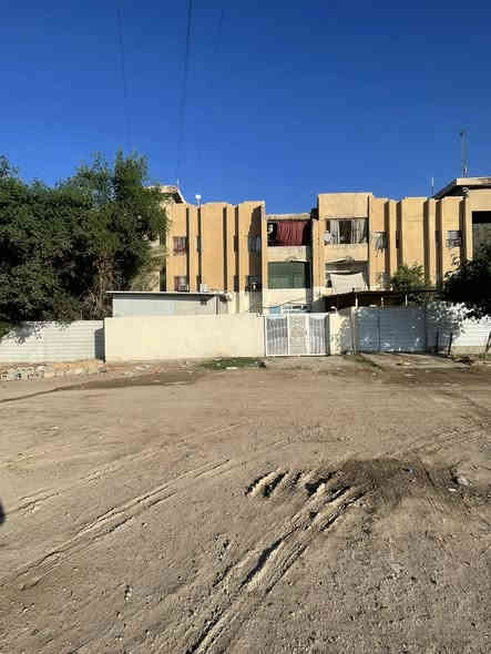 لسلام عليكم للبيع شقة طابو صرف (موقع مميز )جدا تعتبر بيت سند مستقل المساحه ١٠٢ م الشقه مترممه حديث ماء مجاري كهربائيات كله حديث تحويرات ارضيه بورسلين غرفتين نوم وستقبال  ومطبخ وصحيات كله درجه اولى 
بيها كراج كلش جبير وبيها  سندويج راح ينشال 
وذا المشتري يحب يشتري يستثمر ياجر المشتمل السندويج وذا يحب يسوي مكانه حديقه عنوان ابوغريب مجمع عمارات الالبان رقم عماره١٤ 
استفسار هاتف***********
