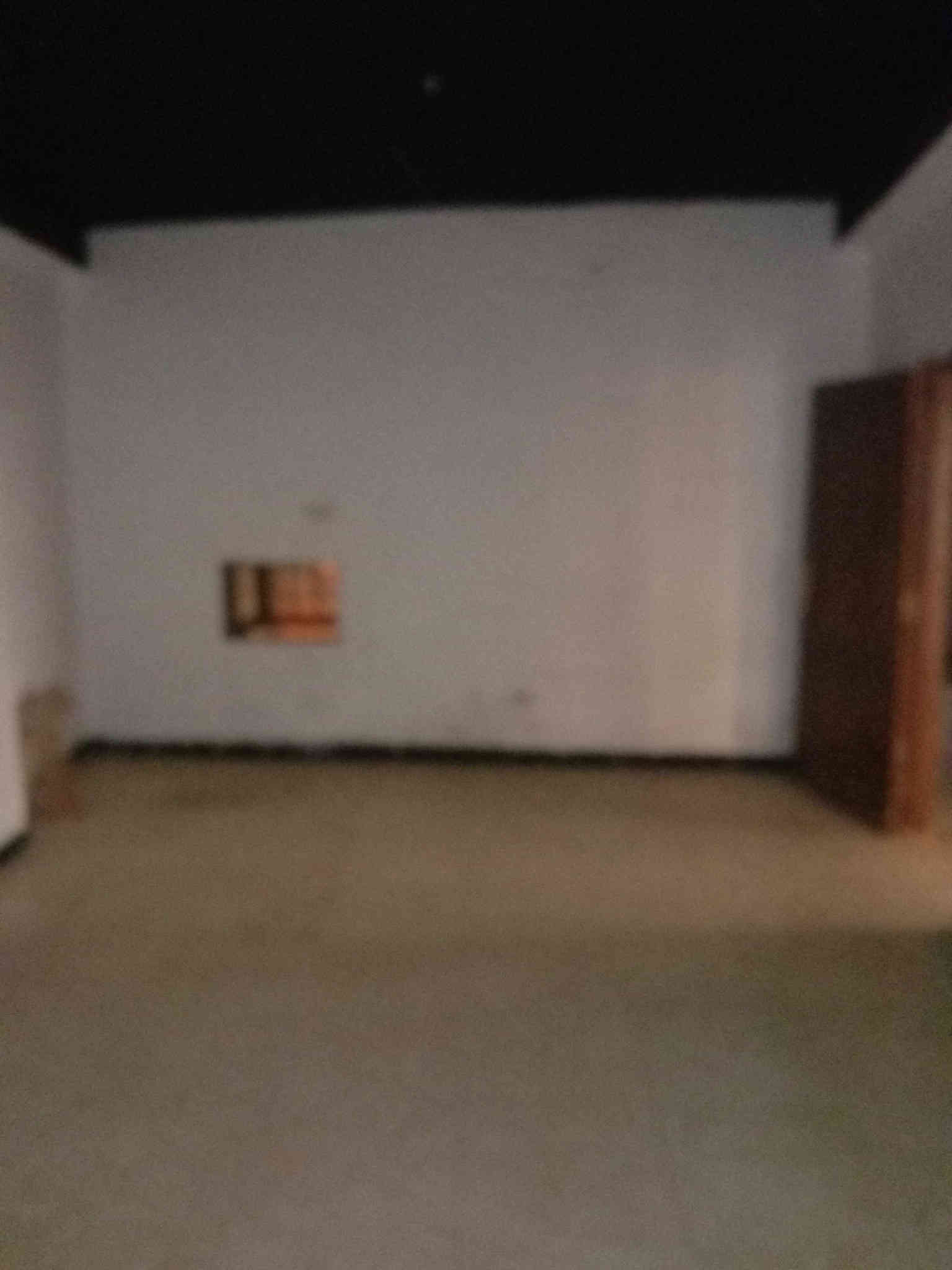 عندي شقة للايجار  بلكرادة خارج ساحة الواثق عمارة الواثق ركن  موقع مميز على شارعين 52و62 مدخلها على شارع 62  طابق ثاني تتكون من صالة كبيرة وغرفة نوم ومطبخ وصحياة المساحة 150م  اليجار 500  للتواصل على رقم التليفون *********** بي وتساب
