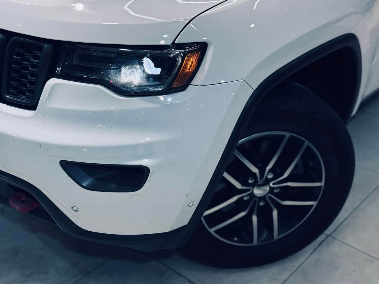 🔺للبـيع /  جيب كراند شيروكي
Jeep Grand Cherokee 2018

🔸اللوحات : (بغداد) .
🔸الضرر : بعض الشخوط في البدي و بدون اي حادث .
🔸الموديل : 2018
🔸الفئة : Trailhawk
🔸حجم المحرك : 5,700L / 8 Cylinder
🔸اللون : أبيـض .
🔸المفتاح : بصمة عدد 2
🔸عداد المسافة : 57 الف ميل .
‏🔸Airbags : جميعها بحالة الوكالة .
🔸نظام الدفع :  ALL - Wheel Drive 
🔸عدد الركاب : 5 راكب
‏🔸(VIN) | 1C4RJFLT3JC449055

🟢 مواصفات اخرى
( المقاعد جلد أسود ، مقاعد أمامية كهرباء مع ميموري ، تدفئة و تبريد للمقاعد الأمامية ، تبريد خلفي ، إشارات ضمن المرايا الجانبية ، حساس النقاط الجانبية العمياء ، رادار أمامي خلفي ، سقف بانورامي ، شاشة كبيرة  ، كاميرا خلفية ، فتح الصندوق كهرباء ، رادار أمامي ، حساسات امامية خلفية ، dual exhaust  ، ويل كب حجم 18 inch )

🔸السعر: ( 210ورقة) 

☎️*********** الاستفسار تصال على رقم 
📍النجف / حي الأمير
