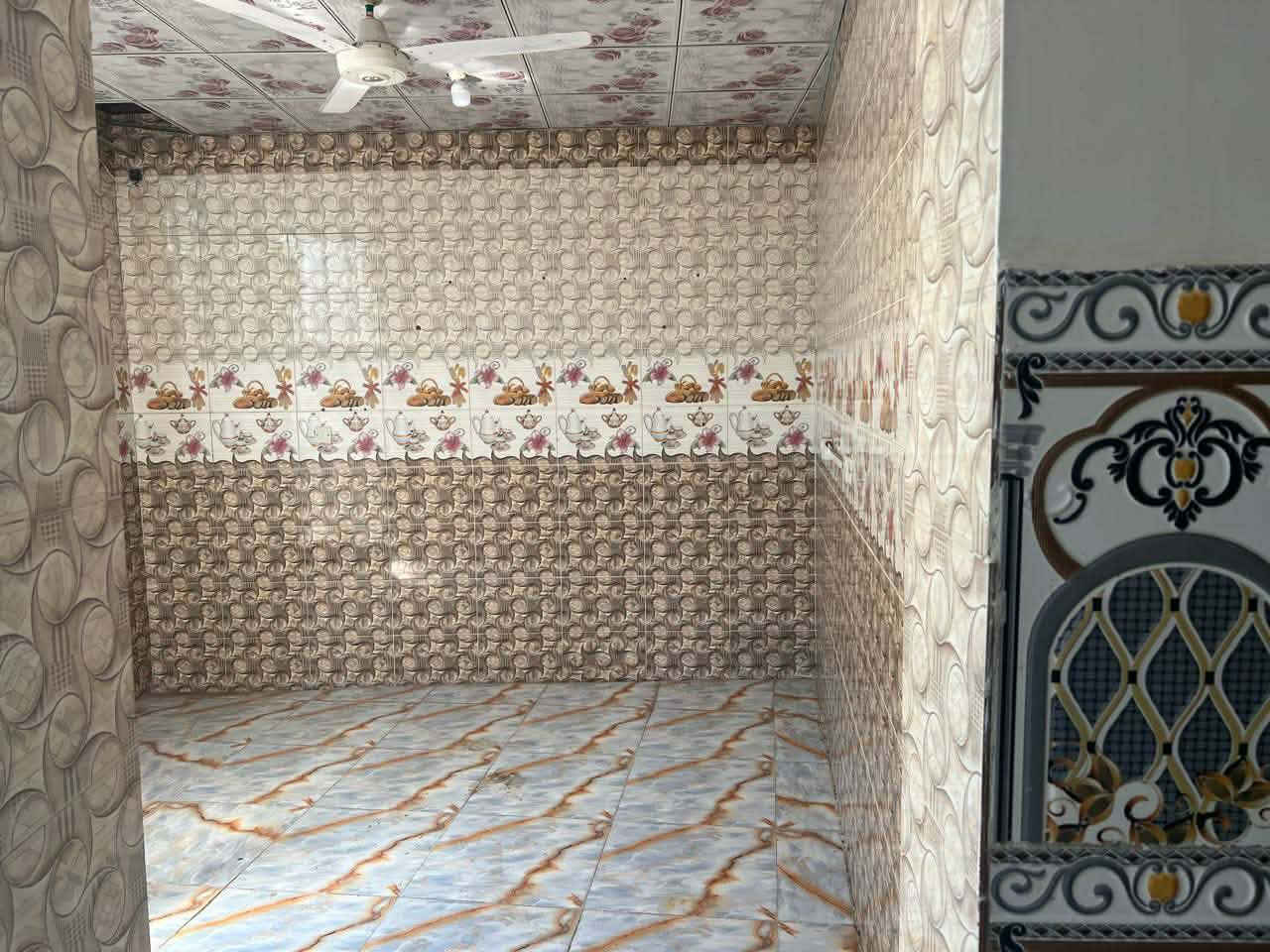 بيت بمنطقة السكك مساحته الكليه ١٥٤ متر
يتكون من غرفتين وصاله ومطبخ ومدخل وبرانيه وحمام داخلي وحمام خارجي بناء حديث طابوق كله السطح اشتايكر وداخل البيت بورك مثل ماواضح بالصور والارضيه كرانيت الكراج والداخل بورسلين يرهم بيع او مراوس بشقه بالعصافير ***********
