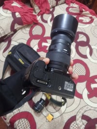 كامره نيكون اللبيع ٥٥٠ وبيها مجال كامره نضيفه زوم وعدسه شاحنه جنطه فلا...