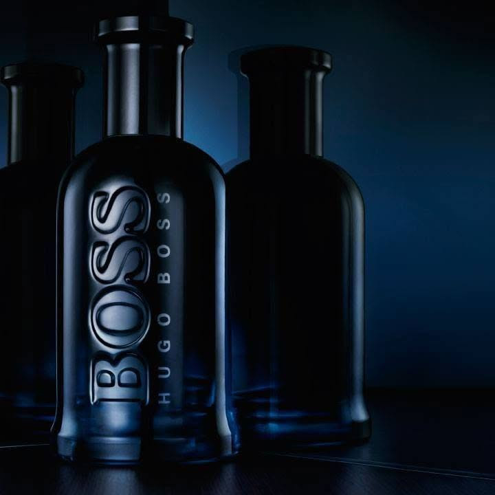 Boss Bottled Intense Eau De Parfum
عطر بوس بوتلد إنتنس اودي 
تقدم Hugo Boss عطر أول اودي بيرفيوم من مجموعة عطر بوس بوتلد Boss Bottled الذي صدر عام 1998 و قد تميز برائحة منعشة جذابة و قد أعادت شركة بوس تقديمه عام 2015 في شكل جديد و كثيف بإسم بوس بوتلد إنتنس Boss Bottled Intense  ثم أعلنت الشركة في  2016 عن عطر Boss Bottled Intense Eau De Parfum في شكل ماء عطر أكثر كثافة و تركيز أعلى من الزيوت العطرية.
بوس  بوتلد إنتنس ماء عطر
عطر بوس بوتلد إنتنس ماء عطر خشبي تابلي له نفس نوتات نسخة ماء التزيين التي صدرت عام 2015 و لكن مع زيادة نسبة و تركيز الزيوت العطرية لتصل إلى 14% و تقوية معدل ثباته. يبدأ العطر بالتفاح الأخضر و زهور البرتقال مع البرجموت و قلب تابلي من القرفة و القرنفل مع زهور الجيرانيوم (إبرة الراعي) مع قاعدة غنية بأخشاب الثمينة و هي الصندل و الأرز مع الفتيفير مغلفة بالفانيلا الدافئة.الوجه الإعلاني هو الممثل جيرارد بتلر .
100 مل اودي بيرفيوم 

🚘 يوجد خدمة توصيل لجميع محافظات العراق ٤ الاف 🚘


**إذا كنت صاحب هذا الإعلان وتريد حذفه لأي سبب، رجاءا أرسل رسالة إلى الدعم الفني**