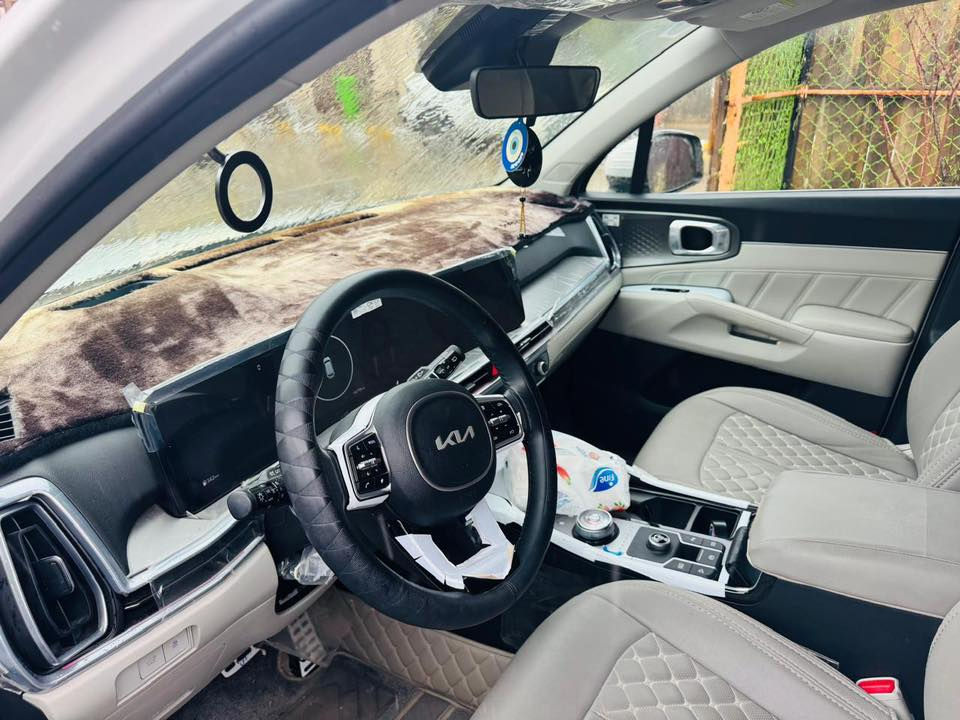 سورينتو 2025  لون ابيض رقم واسط  6 سلندر  سبعة راكب
ماخذهه زيرو عله يدي  وبسمي   تبديل دهن من شركة فقط 

الارضية مغلفة جلد و الكشنات مغلفه جلد 

كشنات كهرباء 

مرايا شفط. 

اشارات بالمرايا

حساسات محيطية امامي و خلفي و جانبي 

حساسات اطارات  

ويل 20 

الجنطه شفط كهرباء 

الگير ماوس

رادار 

بردات خلفية بلادية 

اربع بصمات ( تشغيل وابواب و جنطة ) 

داتا شو 

نقطة عمياء في الدشبول تفتح مع الاشارة   

ماشية 16الف 

مكان السيارة الكوت 

***********
