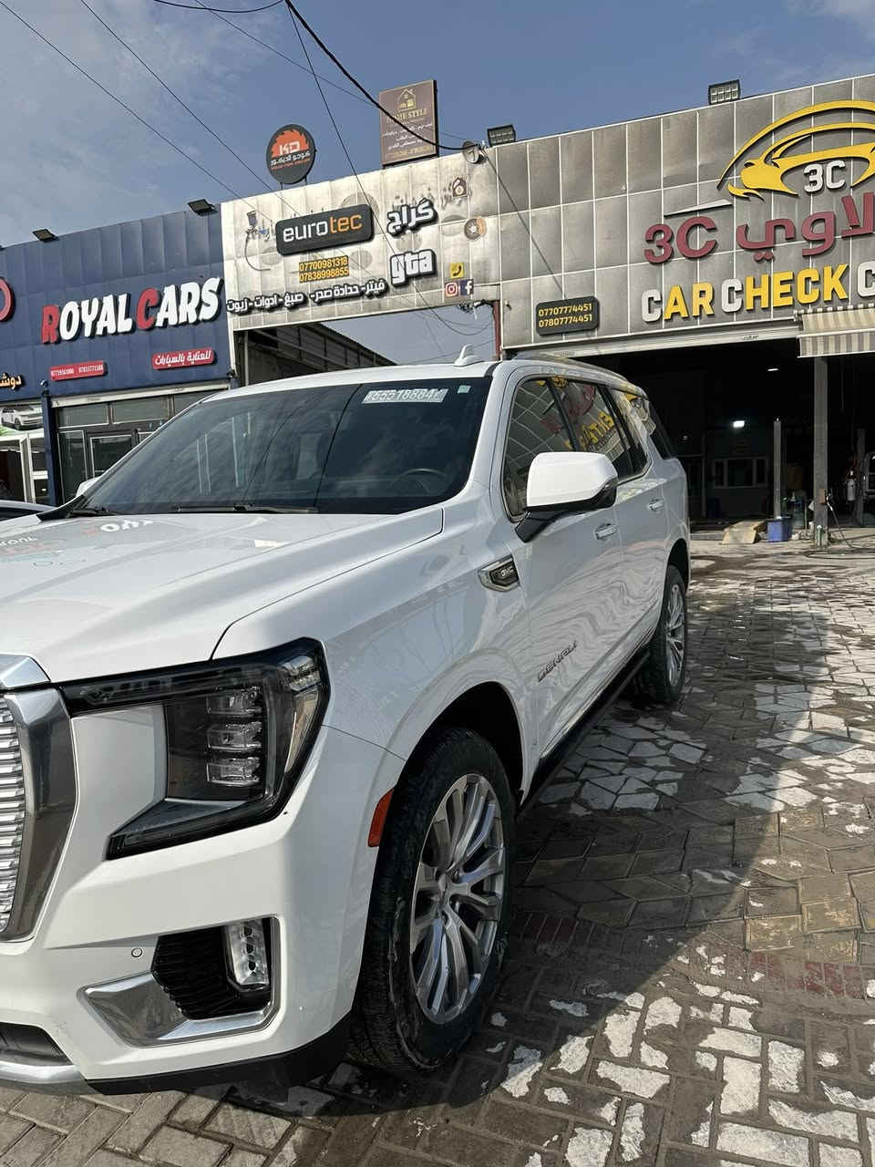 السلام عليكم
جمسي يوكن دينالي فول مواصفات 

ماشيه 23000الف km

بيهه قطعتين باب السكن 

سعر 505ورقه السياره جديده
***********
