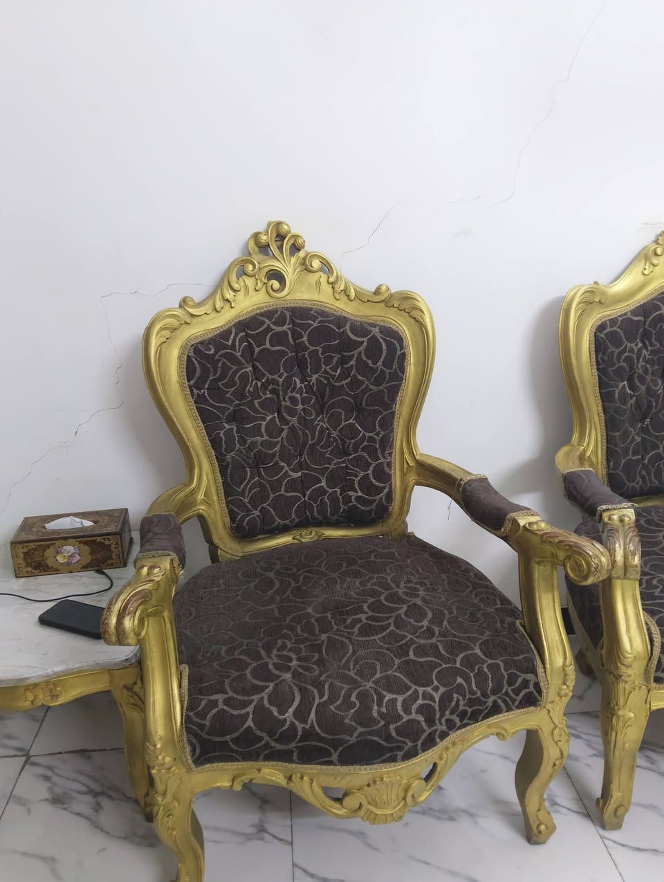 قنفات 10 مقاعد نظيفه جدا 
والطبلات مرمر اصلي ثكيل عدد 5   طبلات 
4 طبلات صغيرة وحده كبيرة 
السعر 350 مع الطلبات 
واذا وحدهم عادي بسعر مختلف 
*********** رقم
