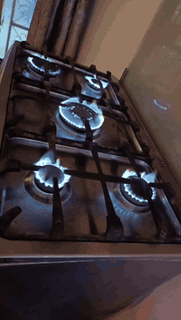 طباخ نظيف جدا وفرنه يلمع كله شغال بس بي عين زغيره تنفس اني شغلته كدامك ناره يحتاج صيانه يسوي تنفيس فقط طباخ كامل واي نقص مابي وهاي ناره كدامك ب٧٥بدون عمله مكانه حله
***********
