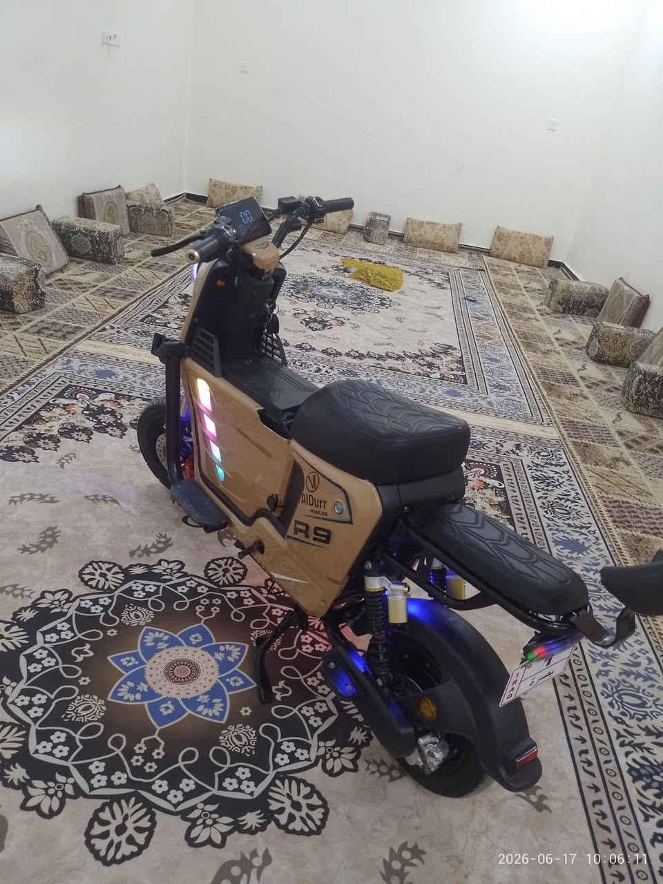 السلام عليكم اخوان 
... دراجه شحن نوع R9 للبيع 
بيها نقص بطاريه وحده فقط دراجه مابيها اي عطل شغاله هورن جديد ونشرات جوه شاصي مرتبه استخدام 6 اشهر السعر 375 وبيها مجال البصره الزبير ***********
واتساب فقط
