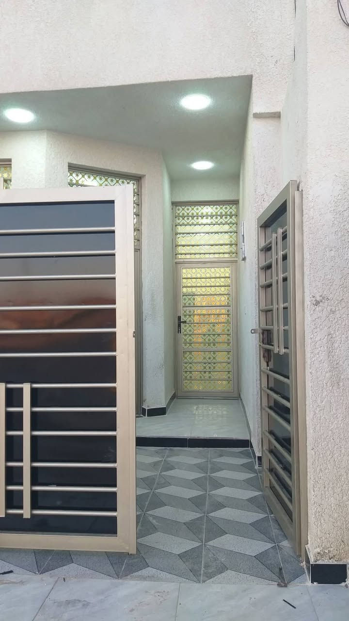 السلام عليكم مشتملات عدد 3 ثنين طبك والثالث بالفرع بصف الركن للبيع غير مسكون البناء حديث درجة اولى يقعن على شارع 20م في الكوت منطقة حي الحكيم نزلة بيت خليفة او نزلة التمايمة مقابيل الساحة مساحة كل مشتمل 100م البناء طابوق درجة اولى والسقف صب مسلح والارضية والجدران سيراميك ويتكون كل مشتمل من غرفة وصالة ومطبخ واستقبال وصحيات داخلية وخارجية ومتوفرة كافة الخدمات ومرقم من قبل البلدية وسعر المشتملات الطبك كل مشتمل 45 وبي مجال والثالث سعرة 36 وبي مجال الاستفسار الاتصال على هذا الرقم ***********
