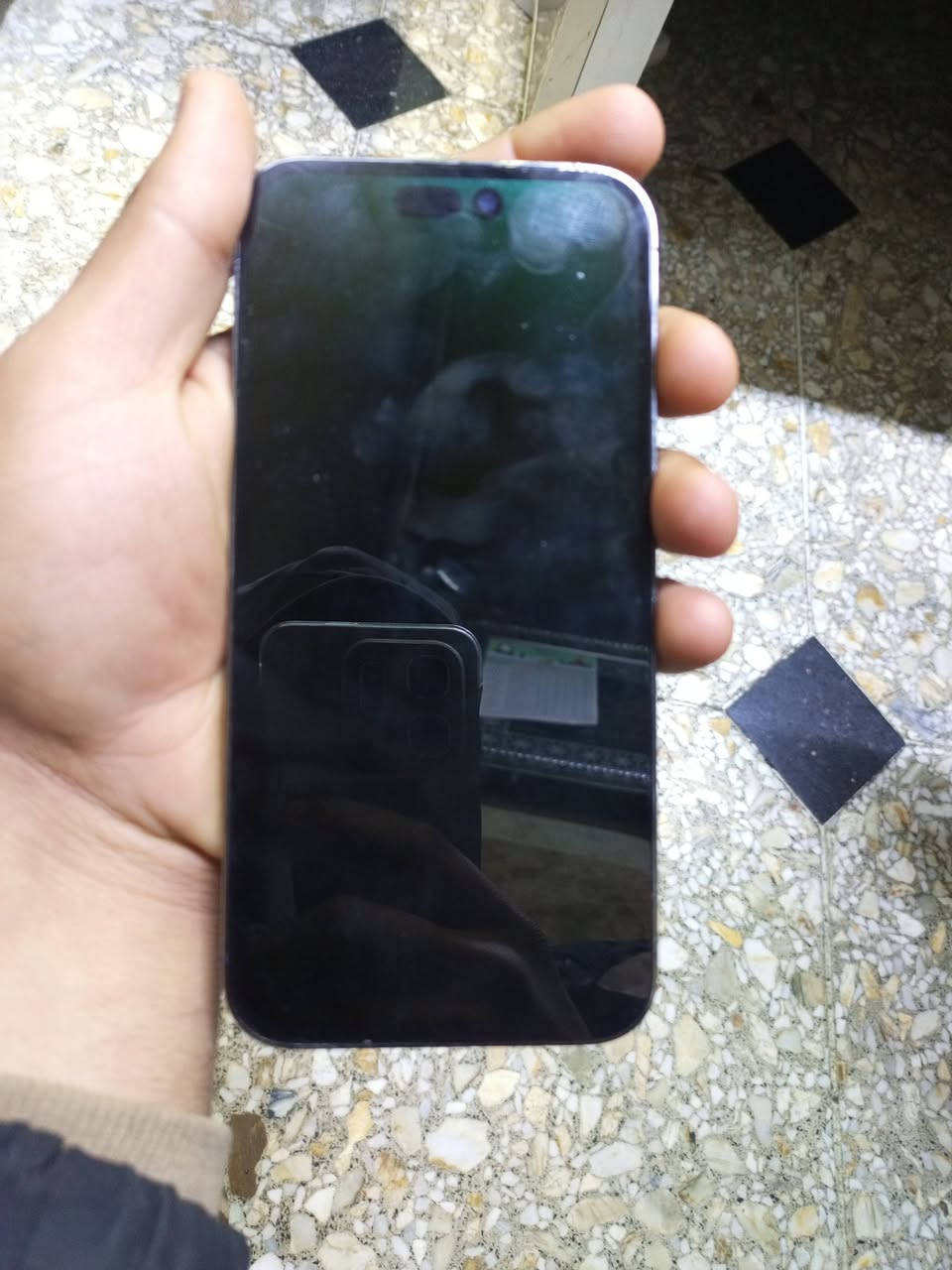 سلام عليكم ايفون للبيع كارتونه ويا مبدل شاشه 3 خيارت اصليه بطاريه 86 السعر 750 رقم ***********
