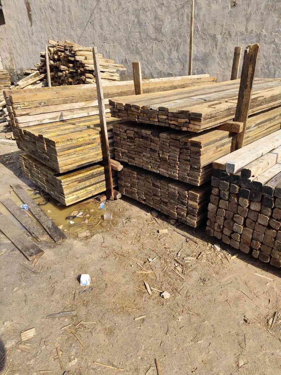 سلام عليكم قالب خشب للبيع لوح مشتغل شغله وحده العدد 13 مكعب ونص  السعر مناسب كلش الرقم ***********
