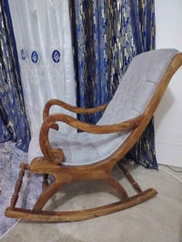 كرسي هزاز • جديد • مناسب للغرفة