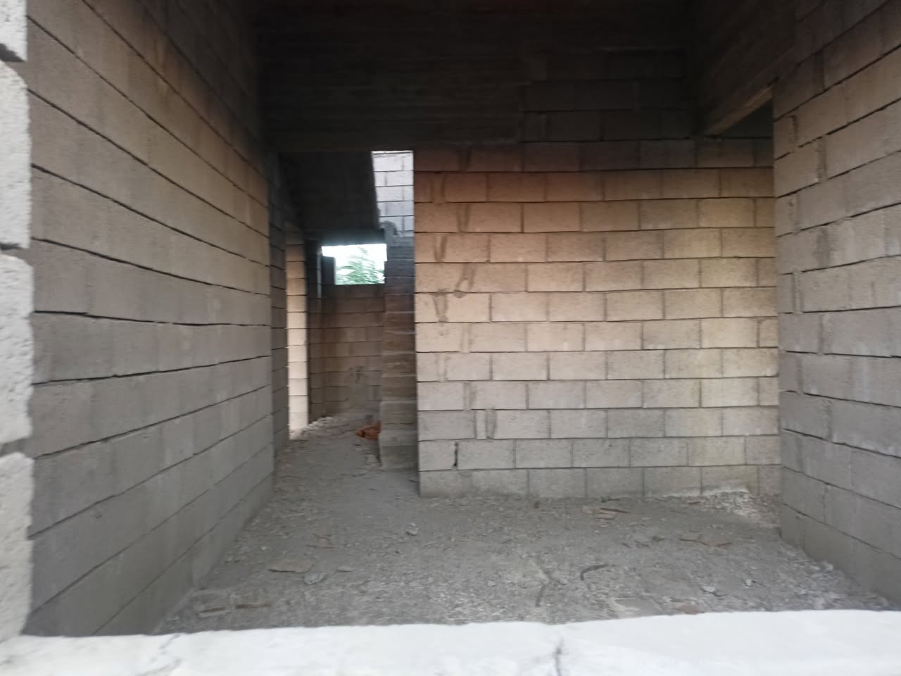 بيت هيكل للبيع 
في القوسيات على طريق تل كيف 
التقطيع جمعية اسكان تلكيف 
البيت قطعة واحدة مساحة ١٠٥ متر مسجل باسمي 
كهرب وطني ومولدة وشارع تبليط 
البناء على اساس رفت 
يصير خلف اسواق ابو يوسف 
امام منطقة غرفة تجارة 
البيت طابق واحد بينو غرفة نوم و غرفة جلوس و غرفة خطار و مطبخ و مشتمل حمام ومرافق و كراج للسيارة 
تاسيس مجاري وقسطل و بواري مي 
السعر ٤٢ مليون وبيه مجال 
الرقم ***********
