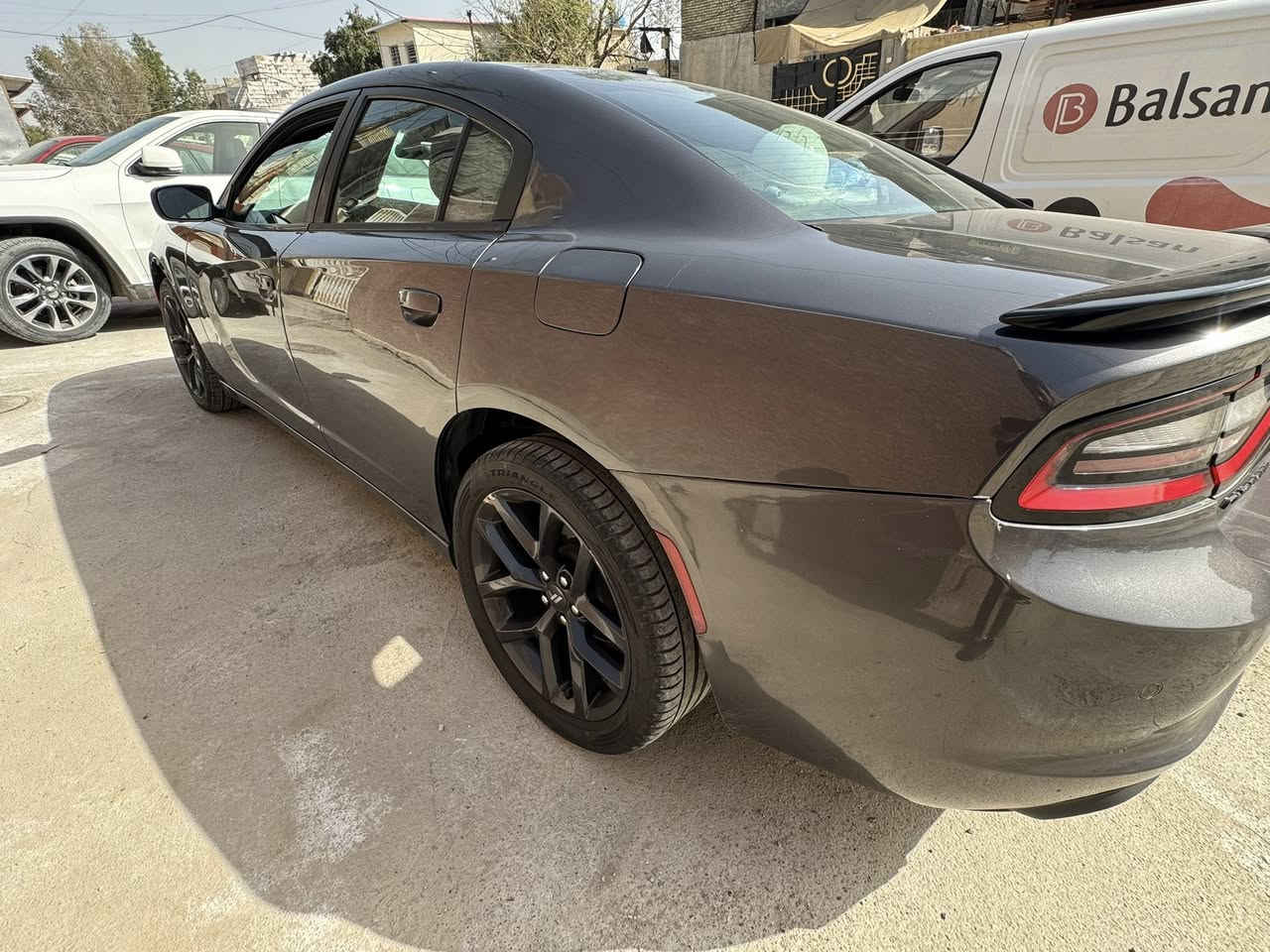 السلام عليكم  جارجر للبيع موديل 21sxt اصل ماشيه 66 ميل معروفه مواصفات سياره حادثها جاملغ خلفي و نص الباب الخلفي كل تفاصيلها بالمنشور بها شخطه بالباب عكس السايق   وبيها بارد كلش قليل وناشر  الصوره سياره مال جناي مكان السياره بغداد البنوك  سعرها 21.5 رقم الهاتف ***********
