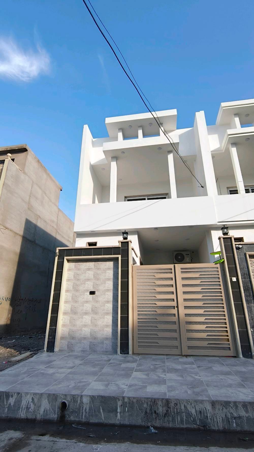 لدي بيت للبيع في يارمجة الشرقية الاول السعر 100000مليون  البيت يحتوي على حوش استقبال مطبخ وهول صحيات فوك وجوا مشتملات فوك وجوا عدد غرف النوم 3
كم عدد الغرف في البيت؟: 
3
ما هي مساحة البيت الإجمالية؟: 
 طابق ونص متر 100
أين يقع البيت بالتحديد؟: 
في يارمجة الشرقية الاول قرب مكتب العلي
هل السعر قابل للتفاوض؟: 
نعم 
هل هناك موقف للسيارات؟: 
لا  
رقم الهاتف ***********عبدالله بي واتساب 