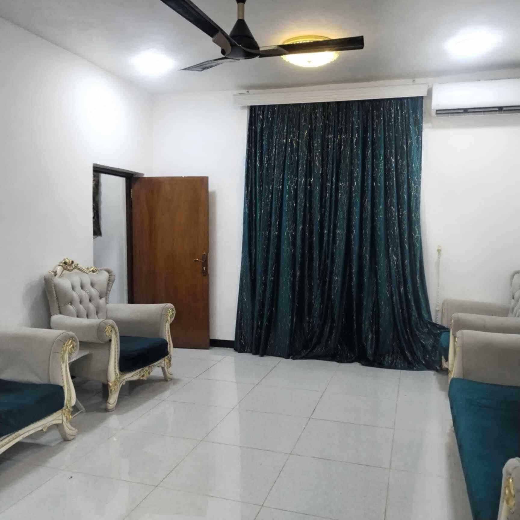 🏡 للبيع بيت مميز في حي المهندسين
 المساحة: 200 متر 
الطابق: طابق ونصف 
🔹 يحتوي على 3 غرف نوم (2 في الطابق الأرضي و1 في الطابق العلوي) 
🔹 استقبال واسع + صالتين + مطبخ 
🔹 البيت نظيف جداً كما هو موضح في الصور 
💰 السعر المطلوب: 250 مليون دينار عراقي 
📑 مطلوب للمصرف العقاري:80  مليون دينار 📞 للتواصل: ***********
