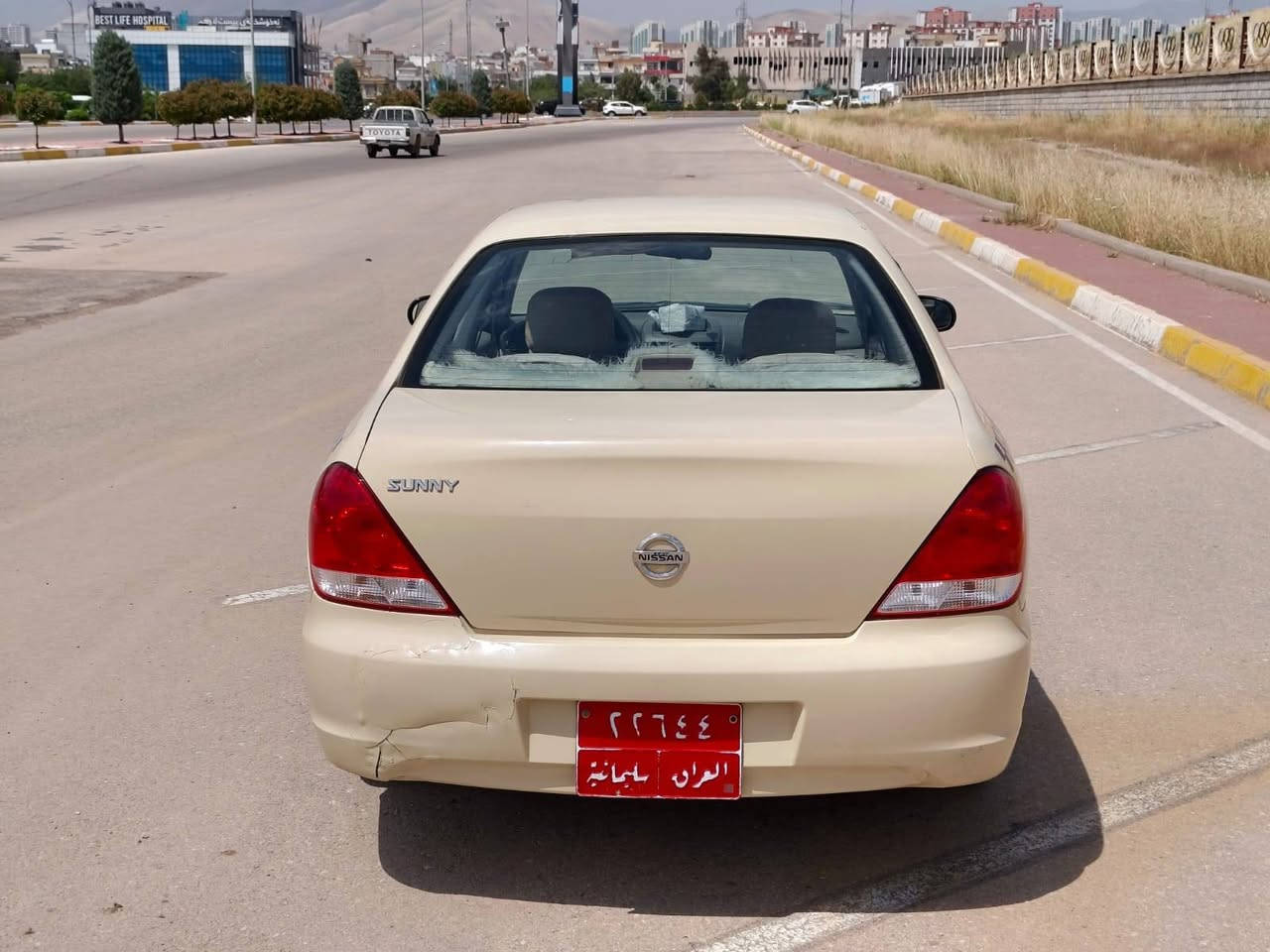 بە ناوی خوای گەورە میهرەبان nissan sunny مۆدێل 2012  مەکینە 16 بەشەرتی گێڕ و مەکینە مەکینەی وەک سەعات ئیش دەکات سەوتی تێدانیە دەعمێکی بچوکی کردوە لەدواوە بەڵام بەشەرتی ئەوەی ناوی نەگرتبێت سندوقی پارچە ڕەشە و چەمەلەغی سەکن لای دواوەوە بۆیاخە و پەڵەیەک ساردی لای دەرگای سایەق هەیە سەنەوی هەتا 2027 تازەیە شوێنیشم سلێمانی نرخیشی120 گەڵا  بۆ پەیوەندی کردن ***********

