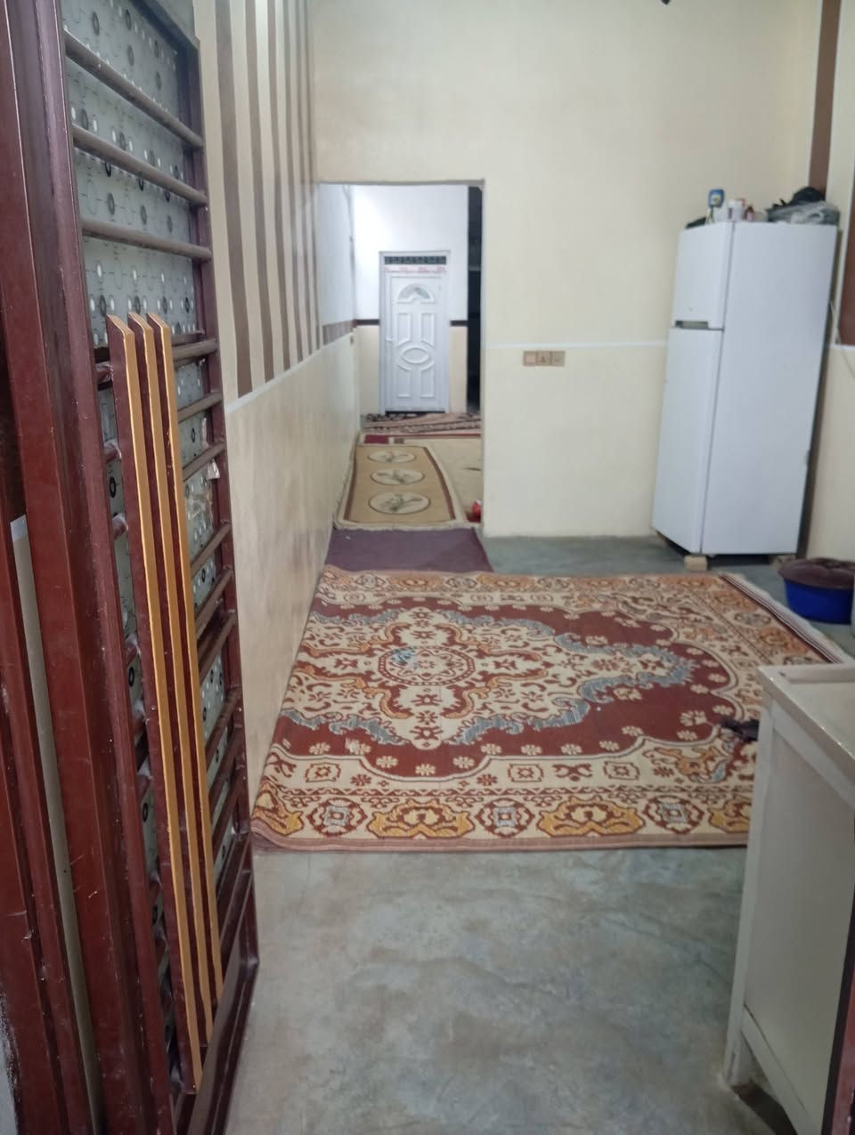 السلام عليكم بيت للبيع مساحه 280متر غرفتين نوم وصاله ومطبخ واستقبال سيراميك ومنور  وحمام داخلي وحمام خارجي وبيتونة على عرض القطعه وبير مكانه التجنيد فرع الجملون السعر 55 للاستفسار ***********
