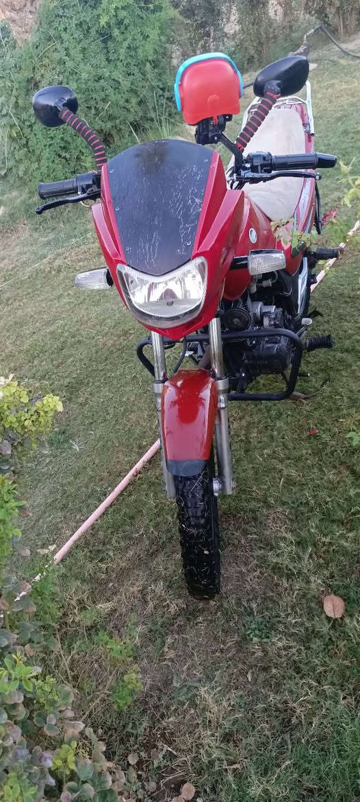 السلام عليكم 
دراجه سايم موديل 20 مگمرگه كامل+ اوراقها كامله +وصل الگمرگ موجود باقي  ع تسجيلها 
نضافتها مثل ما موضح واكثر  
محركها  مفتوح مره وحده 
كهربائيّات كلها شغاله سكن بگ لايت اشاير يمين يسار انارة جاملغات  بطاريه جديده+ نگره سلف+ مزوده منضومة زينون ڤان عالي ناصي 
ب استثناء دشبولها طافي اما الباقي كفاله عامه 
الجمجمه مبدله بجمجة 2017 جديده 
مكاني الگرمه 
متواجد فيس 
***********
