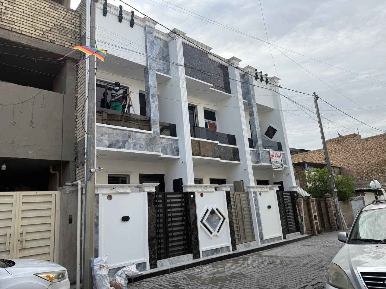 مشتملات للبيع بناء حديث ٢٠٢٦طابقين مسلح كل مشتمل يحتوي على طارمة وصاله و٣غرف نوم و٣حمامات نظام كامرات ونظام انترنيت ونظام بواري غاز دفن شغل درجة أولى الارضيه مرمر بيبان قاصه تفصال الشبابيك اللمنيوم دبل جام سلايت المساحة ٦٦م الواجهه ٣مترو٧٠س والنزال ١٨م للأستفسار/***********/الحرية الثانية محله ٤٢٦شارع عدي للموبايلات ثالث بيت عن الشارع موقع مميز

