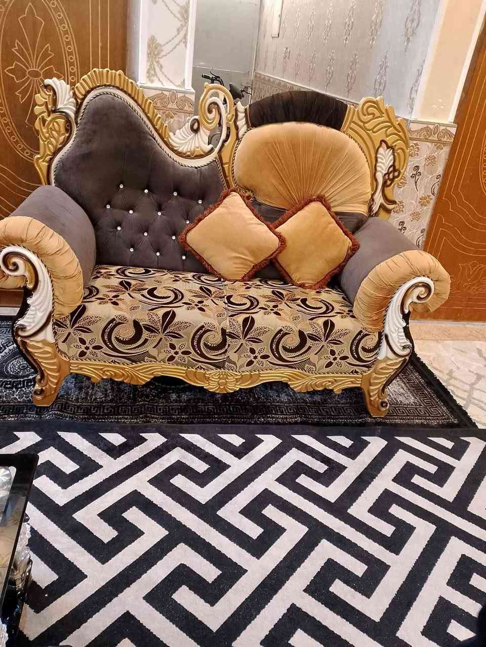 سلام عليكم طخم قنفات جديد كلش عشره مقعد مع برده حائط جديده مع الطبلات سعرهن 900 ألف وبيهن مجال العنوان بصره ***********
