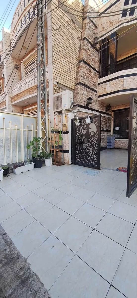 السلام عليكم 
بيت للبيع في حي الجهاد منطقه ديوان الضباط مقابيل مجمع الريتاج السكني شارع ١٥ قرب الأربع شوارع 
مساحه البيت ١٠٠ متر واجهه ٤ ونزال ٢٥ 
يحتوي البيت على ٣ غرف وحمامات عدد٢ وصاله ومطبخ 
للاستفسار اتصل الرقم التالي 
***********
ابو محمد للعقار ☎️
