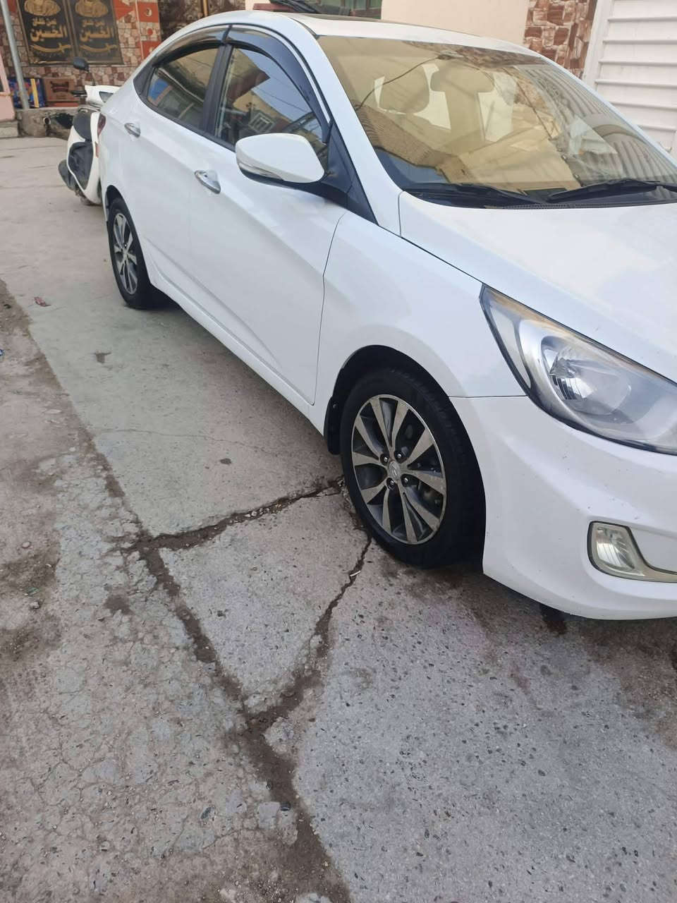 سلام عليكم للبيع اكسنت موديل 2014 فول مواصفات محرك 1600 دوش ما مفتوح عل شركه مواصفات فتحه شاشه كامره خلفيه تحكمات جهتين داخل لونين اشاير بلمري 5ويل كب كروم فول لفول سياره على ايدي من الشركه بيها جاملغ مبدل اصلي والباقي مكفوله كفاله عامه كير محرك حداديه كله كفاله عامه ماشيه 110 اصل عدتتها مال الشركه موجوده حتى من البارد مكفوله وبسمي كبل عقد مروري السعر 100 وبيها مجال بسيط ***********  *********** مكاني بابل القاسم
