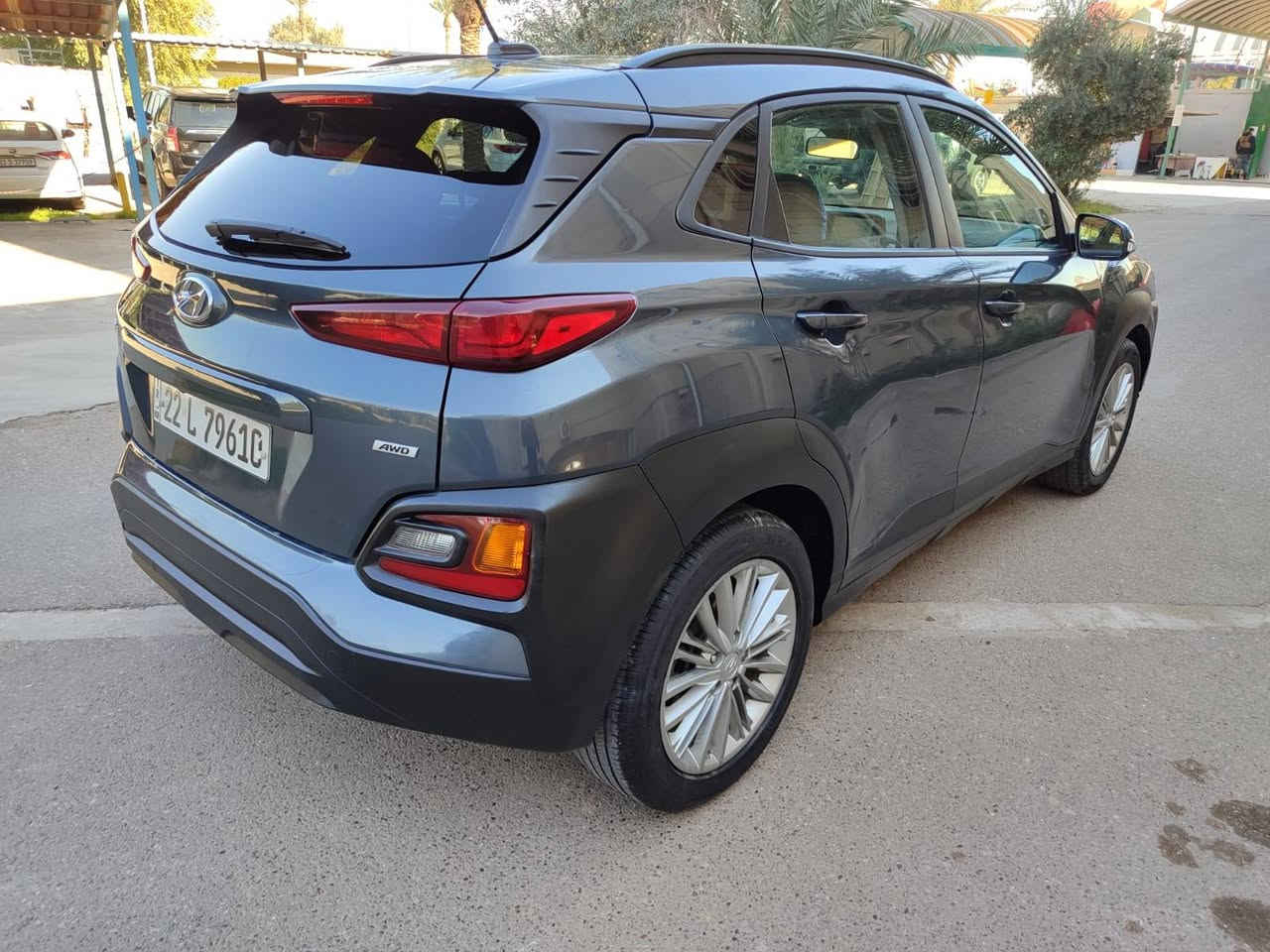 السلام عليكم ورحمة الله
هيونداي كونا 2021 وارد امريكي
اللون فيلي  . محرك 2000 دوش AWD
السيارة ماشية 45.553 ميل 
رقم اربيل الدولي الجديد 
مواصفات السيارة 
شاشة . بصمة . تحكمات فول 
رادار . نقطة عمياء . تدفئة في الكشنات الأمامية 
السيارة نظيفة . تخم تاير جديد 
سعر السيارة 158 $  وبيها مجال 
التواصل على الرقم 
***********  وبي واتساب 
مكان السيارة بغداد  / زيونة
