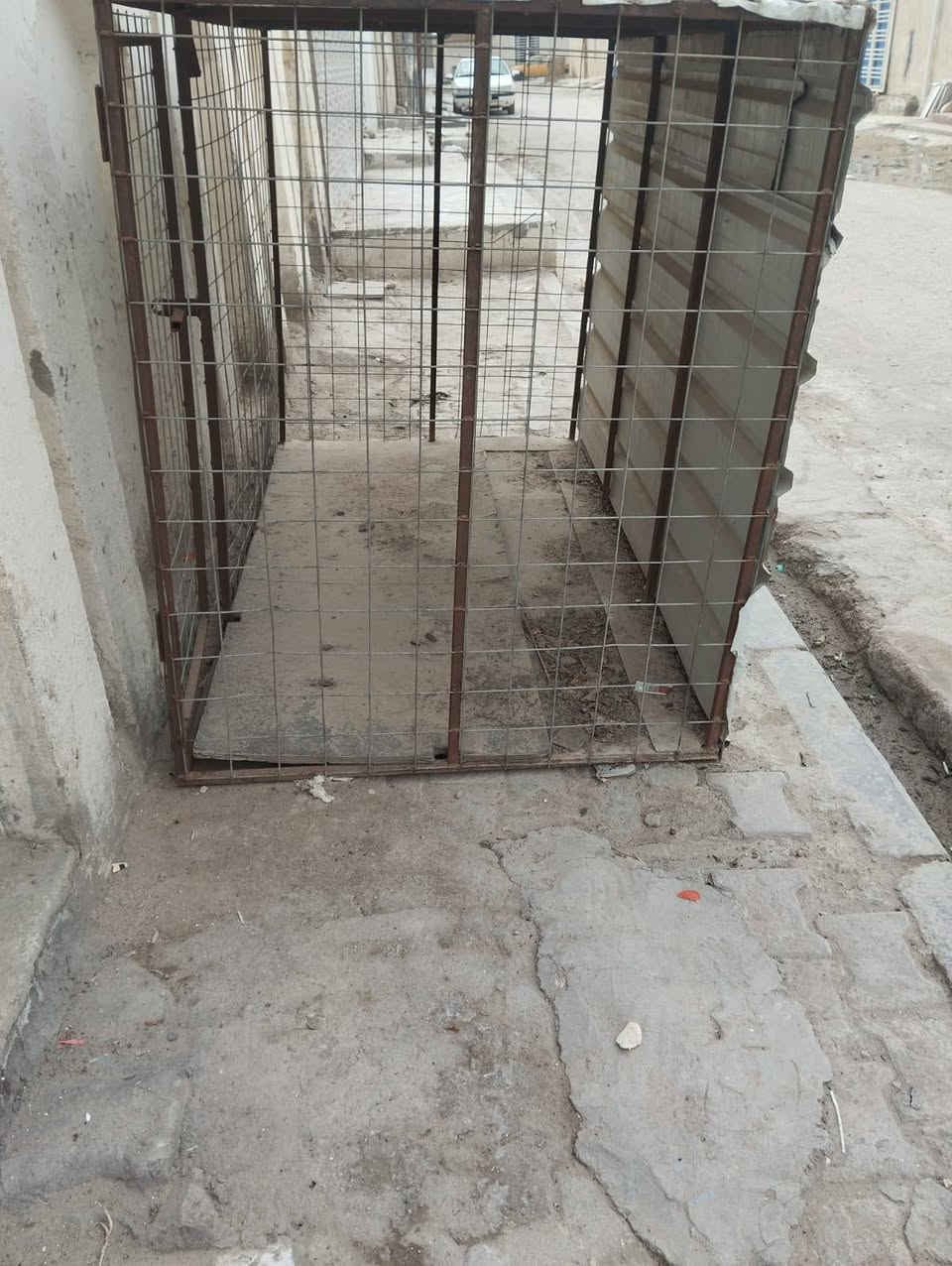 سلام عليكم قفص للبيع  طوله  متر تين ونص  وعرضه متر ونص مكان العماره رقم ***********
