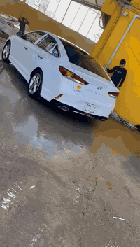 السلام عليكم للبيع سوناتا خليجي موديل ٢٠١٨ فول مواصفات محرك دوش ٢٤٠٠ السعر ١٧٩ وبيه مجال رقم الهاتف ***********
