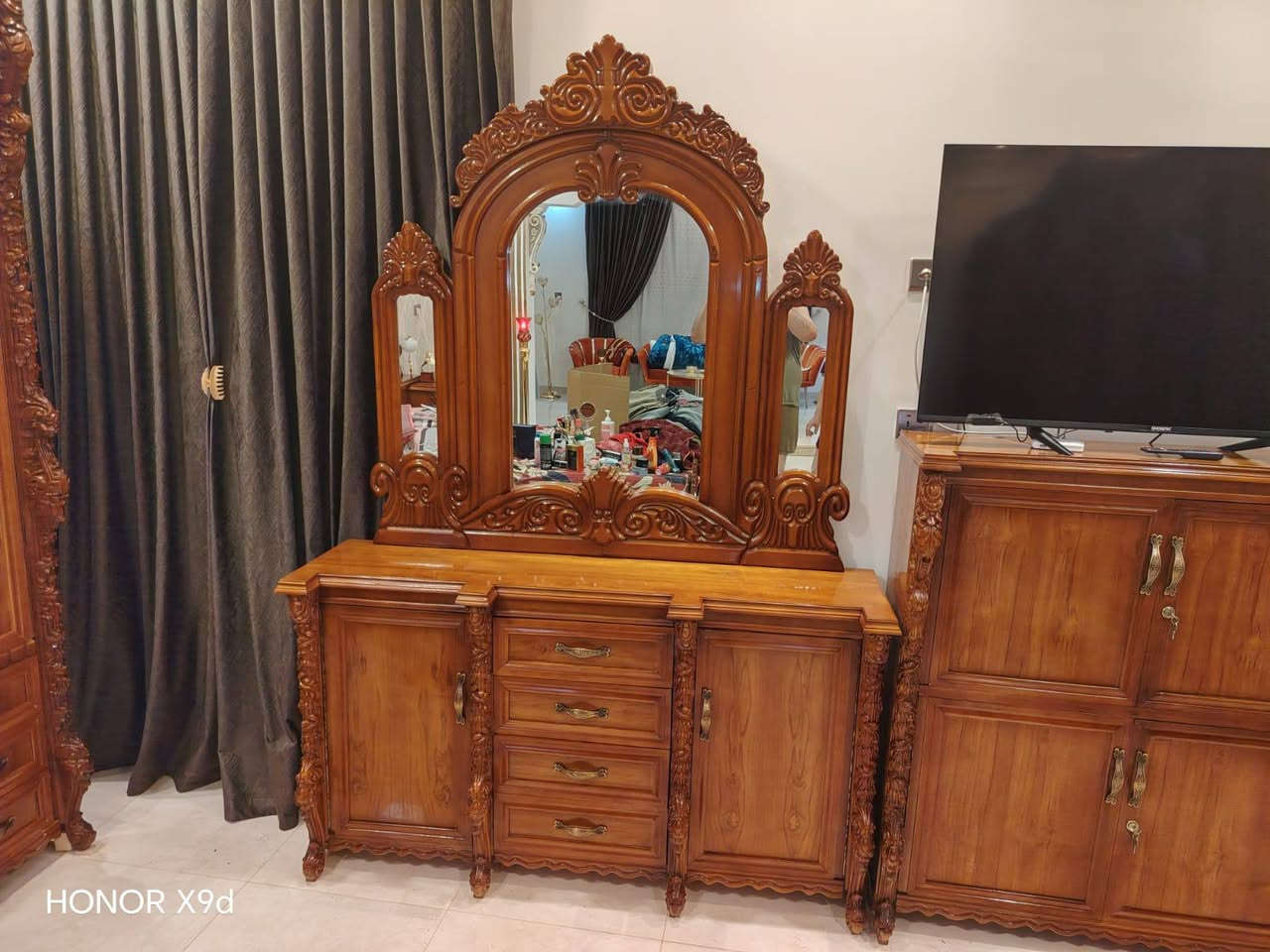 غرفه نوم احطاطه مستخدمه لفتره قليله للبيع السعر مليونين وبيها مجال المكان الرمادي شارع 20/ التواصل ‏‪‏‪
‏‪0781 600 5931‬‏
