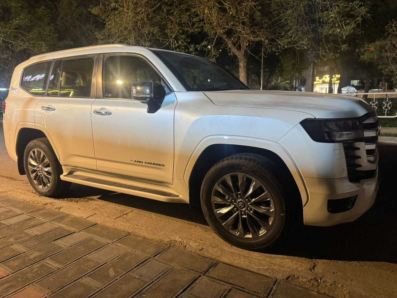 للبيع لاندكروزر  2022 SAS
ساز اصل  باب اول ام تطبيق 
ام الضمان 
‏‎عداد المسافه:44 الف كم حقيقي 
مواصفات :
جنطه خلفي كهرباء
سلايد(فتحة قمارة)

السياره شركه ساز باب أول  
‏‎ حجم المكينه 6 سلندر سياره قياده وشلعه صاروخ
شاحن لاسلكي
مري قلاب
زراك لايت
بكلايت LED
كشاف ضباب امامي LED
‏‎كراسي جلد  اصلي
تشغيل عن بعد 

مري كهرباء ‏‎
كامرة خلفية
ايرباك عدد8
‏‎#_تحكم_استيرن
‏‎استيرن صاج
كراسي كهربا عدد2
‏‎دواخل صاج
‏‎دفلوك
‏‎نظام قفل اكسل
‏‎نظام مساعد الدوران
‏‎نظام صعود جبل ‎
‏‎دوسات ليزرية كتابة LAND CRUISER
‏‎ثلاجة
 كير (عادي+اوتوماتيك)
‏‎
‏‎ حساس (امامي+خلفي)
‏‎لايت عدسة زنون
‏‎نظام تحكم بمستوى الضوء الخارجي(مستوى اللايت الخارجي)
‏‎مري كهرباء (شفط) AUTO 
هزة جديدة رقم جديد 
تحويل ثاني يوم 
السعر 637 $ وبيها مجال

  
 *********** 
بغداد العطيفية
