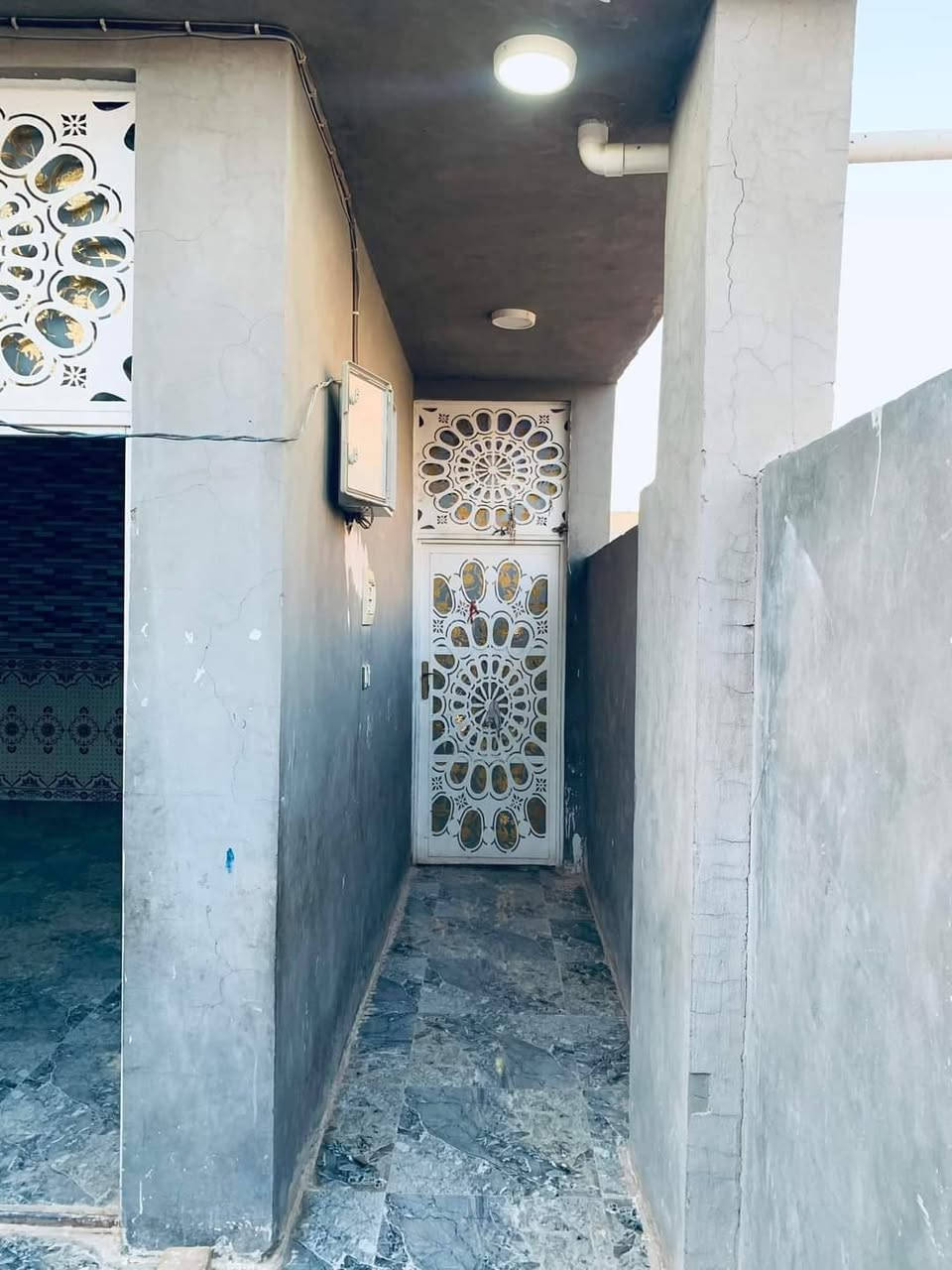 السلام عليكم
بيت مطلوب للمصرف العقاري 

النداء شارع ستين العرضي الايمن يعني الفاصل بين شارع المجمعات وشارع قنبر  مسدد الاقساط واصل كل شهر بشهره  باقي 85 
يباع بتطلوعه ٣٩
من ضمنها الواصل للمصرف

البناء جديد بيت جاهز كامل طابق واحد  مكون من غرفه واحدة واستقبال ومطبخ وصالة وصحيات داخلية وخارجيه مع   السطح تشاريف 

بقية التفاصيل والصور خاص
او التواصل علي الواتساب
***********
