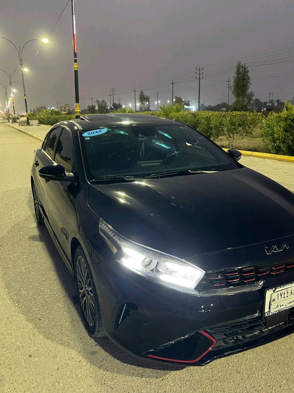 أعرض للبيع سيارة كيا موديل 2024. السيارة بلون أسود أنيق ومزودة بميزات داخلية فخمة. تم تعرّضها لحادث وتأثرت الجهة اليسرى منها كما يظهر في الصور. الأبواب الداخلية والنظام الصوتي بحالة جيدة. السيارة مجهزة بفتحة سقف، ومقود رياضي، وعجلات ألمنيوم.