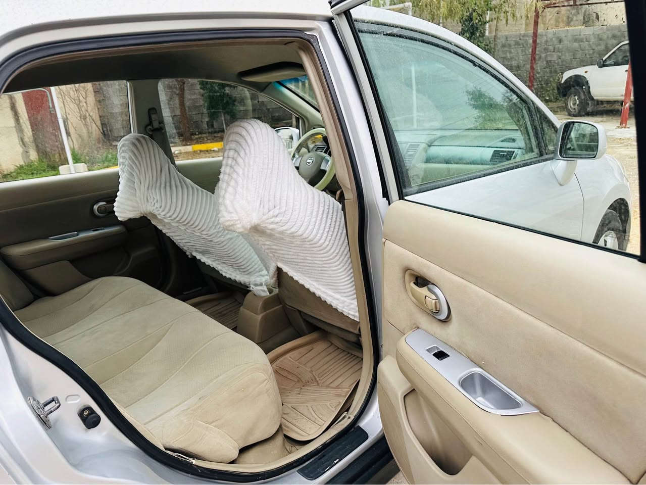 نیسان تیدا  ۲٠۱۱
نرخی کۆتای ۸۷گەڵا
بۆنید و چامەلەخی سەکن بۆیاخە بێ ناوگرتن
گێڕ و مەکینە و گشت گیانی بەشەرت
ڕۆن و تایە و بەنس و پلاک هەمووی تازە گۆڕاوە
کاڵ بونەوەی نیە
ناوی تازە ماوەتەوە
هەردوو سویچی شەریکەی لەگەڵایە
تەنها ۱۹٠هەزار کم ڕۆشتوە
سەنەوی بەسەرچووە

لە دەربەندیخانم

0770 174 0006 شربازهير, السليمانية
