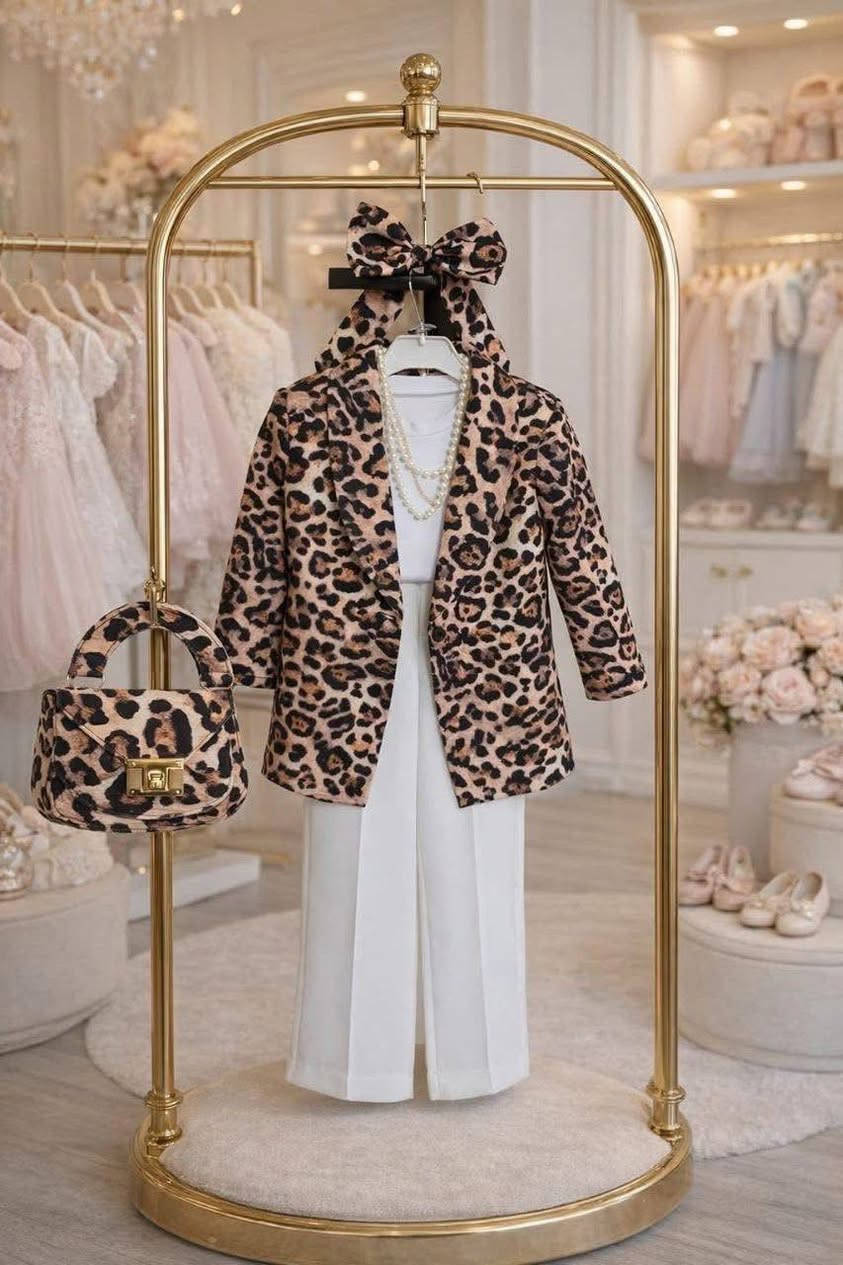 طقم انيق بنقشة جلد النمر العصرية 
يمنح أميرتك الجمال والافخامة
قياسات من 8 سنوات الى 15 
كمية محدودة 
للحجز والاستفسار مراسلة البيج 
واتس ***********
تتوفر خدمة توصيل فقط 🚗🚗
