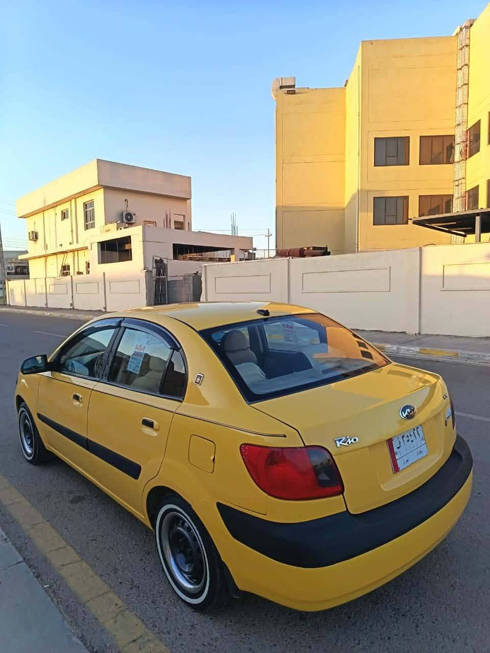 السلام عليكم كيا ريو 2009 وارد امريكي رقم بغداد تحويل ثاني يوم مصفره هيئه وغرامات مكينه 1600 لا تبخير ولا تنقيص كيرها جديد تبريد ثلج صدرها جديد خلفي امامي سياره جاهزه  سياره كفاله من شواصي والغود وتكم وحوض مابيها دواخل السعر 73 بيها مجال بسيط للشراي مكاني الفلوجه ***********
