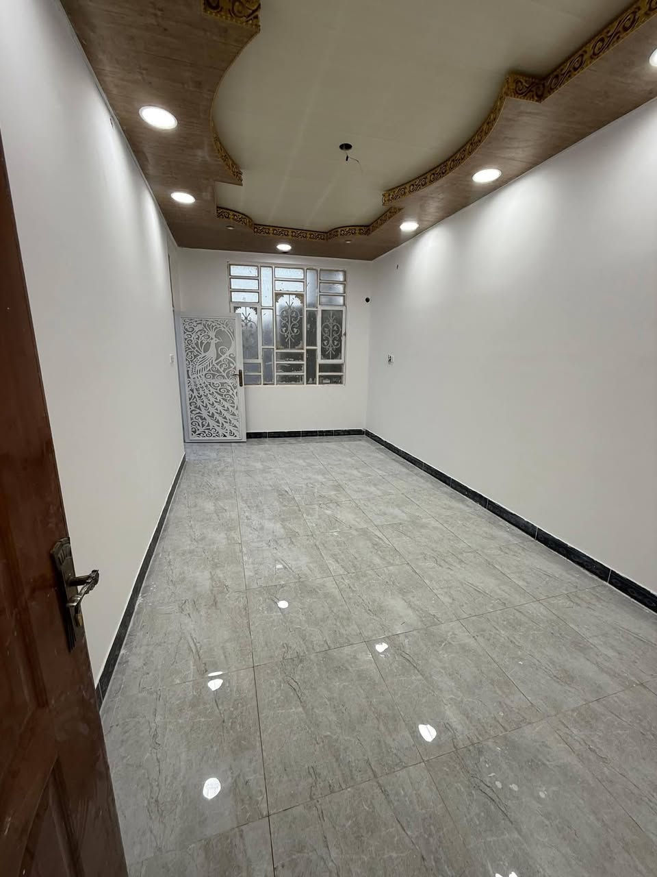 للبيع للبيع
#دار في منطقة ال 36 بيع مستعجل
#المساحة 125 متر طابق ونص
#بناء 2023-2024 جديد 
يحتوي على غرفتين اكبار وصالة كبيرة ومطبخ وبراني ومجمع صحيات عدد 2 وسطح وطارمة 
للاستفسار او كثر مراسلتنا على الخاص او الاتصال على الأرقام التالية أو مراجعة مكتبنا 
مكتب الفخامة للعقارات في السماوة 
الواقع في منطقة الحكم قرب مكتب العصائب القديم ومقابل باب متنزه الزهور
***********
***********
***********
