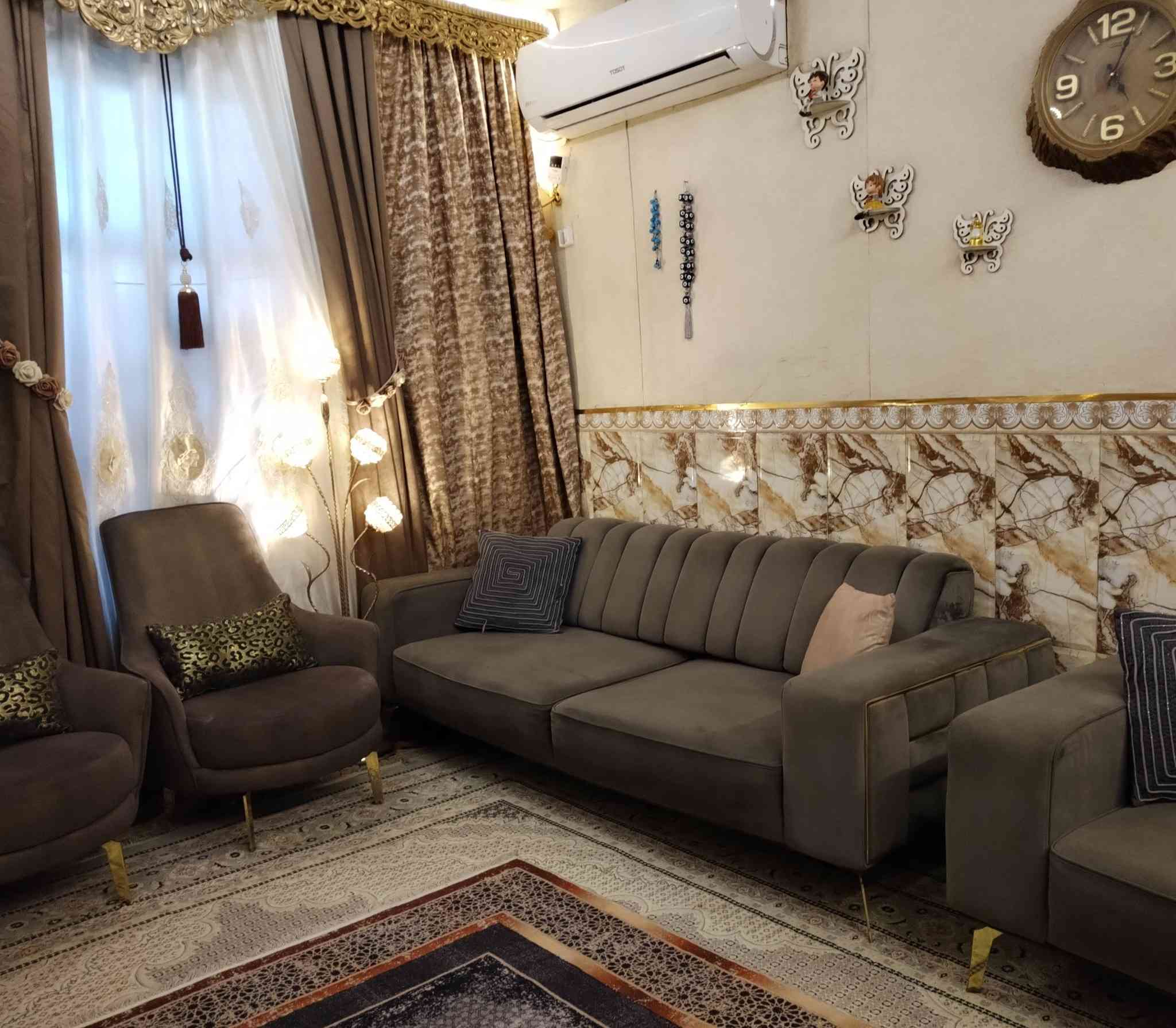 تخم تركي مودرن ٨ مقاعد قلاب نظام سرير تصميم حديث قوي تكمة ثكيل خشب بلوك وسيورة أرجل حديد اسفنج طبي بلوستر ظغط سوفت قماش وتر بروف ضد الاتربة والمي استخدام قليل اخو الجديد نظافتة ١٠٠ ٪ نظيف جدا مبي اي ضرر... ٥٩٠  وبي مجال بسيط للشراي


**إذا كنت صاحب هذا الإعلان وتريد حذفه لأي سبب، رجاءا أرسل رسالة إلى الدعم الفني**