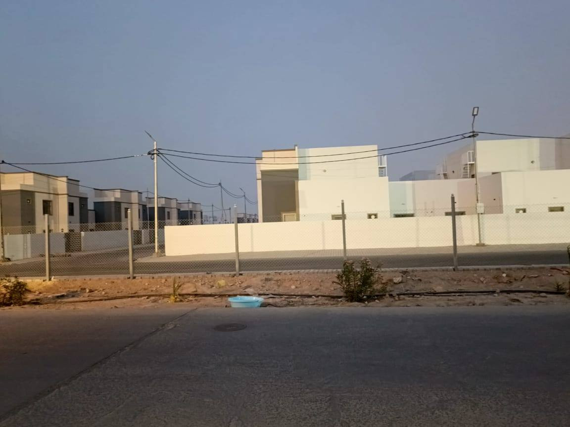 سلام عليكم دار للبيع في قريه الغدير 2 ١٥٠متر على شارع ٣٠ مقابل الاميرات 2 البيت جدا نضيف يباع مقدما والباقي ٤٧مصرف عقاري تسديد الشهري ٢٩٠الف مع بقاء الكفيل نفسه تجاري موقع الدار جدا جدا ممتاز *********** مكتب الكرار للوساطه العقاريه
