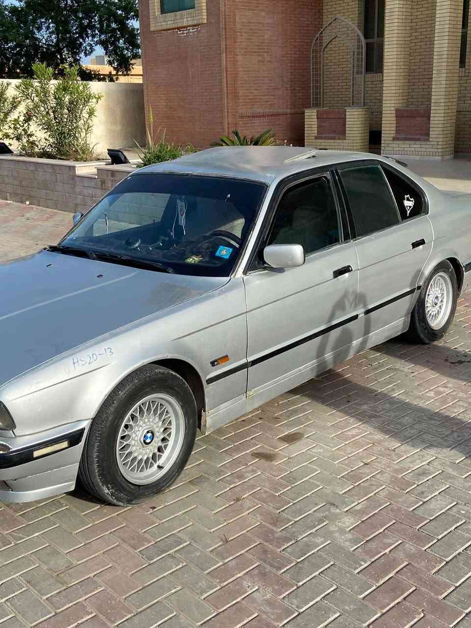 السلام عليكم.
بي ام 525 مسكر كير عادي zf سياره نضيفه شوفت العين 
موديل 1992 صدر جديد امامي خلفي وياله جدد هيا ول تايرات تخم جديد تنته طكتين تبريد تدفئه شغاله كهربائات منفوضه نفض للئخير رقمها الاجنبي الجديد هزه بعدها مصاقطه سياره بسمي تحويل ثاني يوم سعرها 57 وبيها مجال للشراي يرهم مراوس هم 
مكاني تكريت صلاح الدين 
رقم ***********
