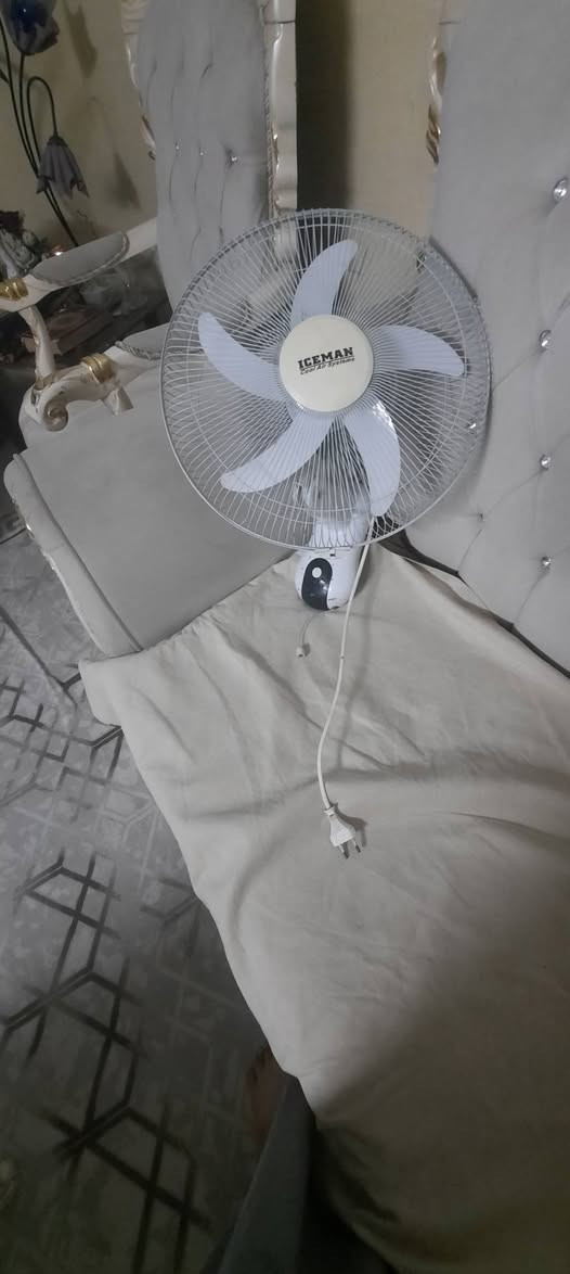 مراوح جداريه نضيفة جدا ضمان السعر الواحده 15 الف قفل كربلاء طويريج ***********
