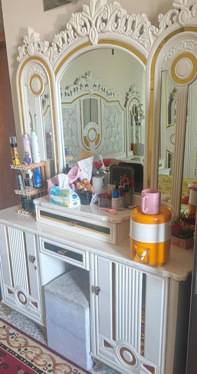 درجة اولى صار سنة من خذته نظيفة كلش لاشخط ولاكسر ولااي شي بيها
تحتوي على ١٠ قطع 
عارضه ١٩٠٠ مكاني زعفرانية 

***********
