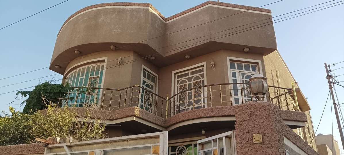 دار 200م ركن طابو زراعي سند25.يحتوي على صاله +مطبخ+كلدور+غرفة نوم+مجمع صحيات +صحيات خارجيه في الطابق الاول. ويحتوي على غرفتان نوم+كلدور+مجمع صحيات في الطابق الثاني.
مكان المنزل الحله شارع80كربلاء. مقابل الشارع المؤدي الى العلويه شريفه قريب ع الشارع العام.
للاستفسار الاتصال على الرقم:
***********
