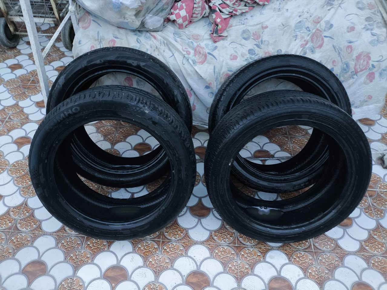تخم تاير مستخدمات ونظيفات قياس 17/225/45 للبيع
قيم واخذهن ، 
***********
