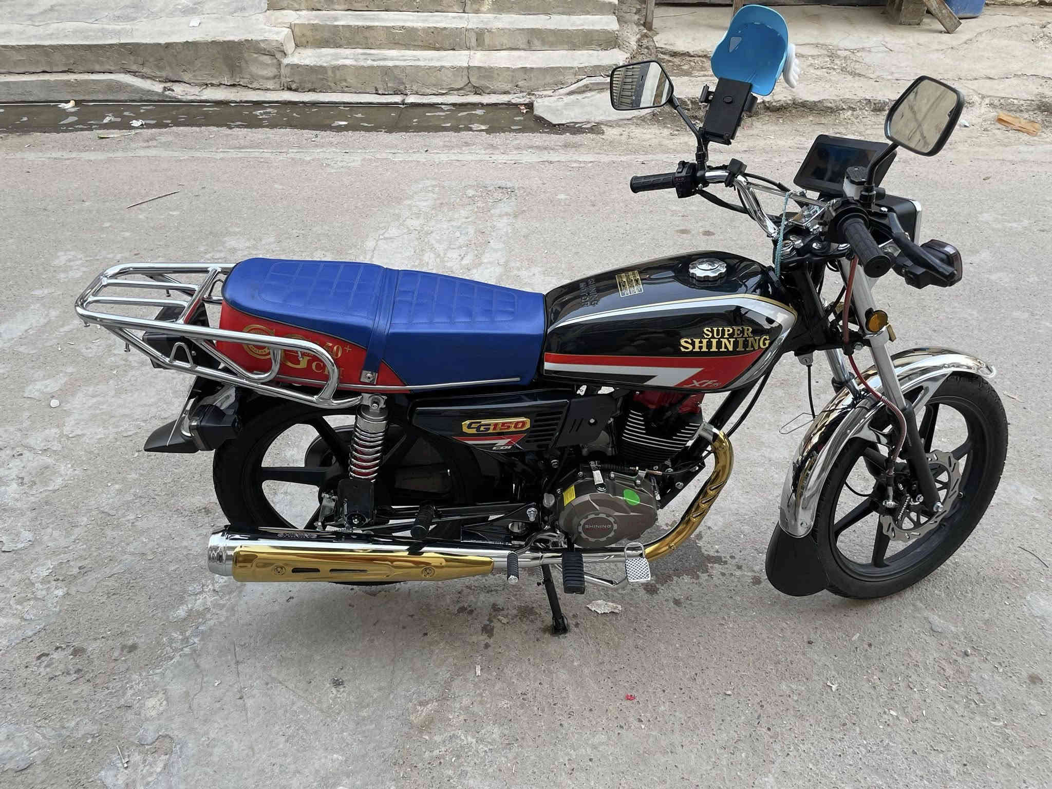 السلام عليكم 
دراجه شاينك للبيع موديل 2025 مرقمه بغداد دراجه زيرو ماشيه بس 2000 الفين صار شهر من امنزلها من الرمبه شخط مابيها السعر مليونين 
تواصل واتساب ***********
