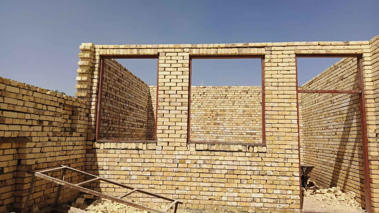 السلام عليكم خلفه بناء متفرغ اشتغل طابوك بلوك مكطوعة أو علدبل وهاذة رقمي ***********
