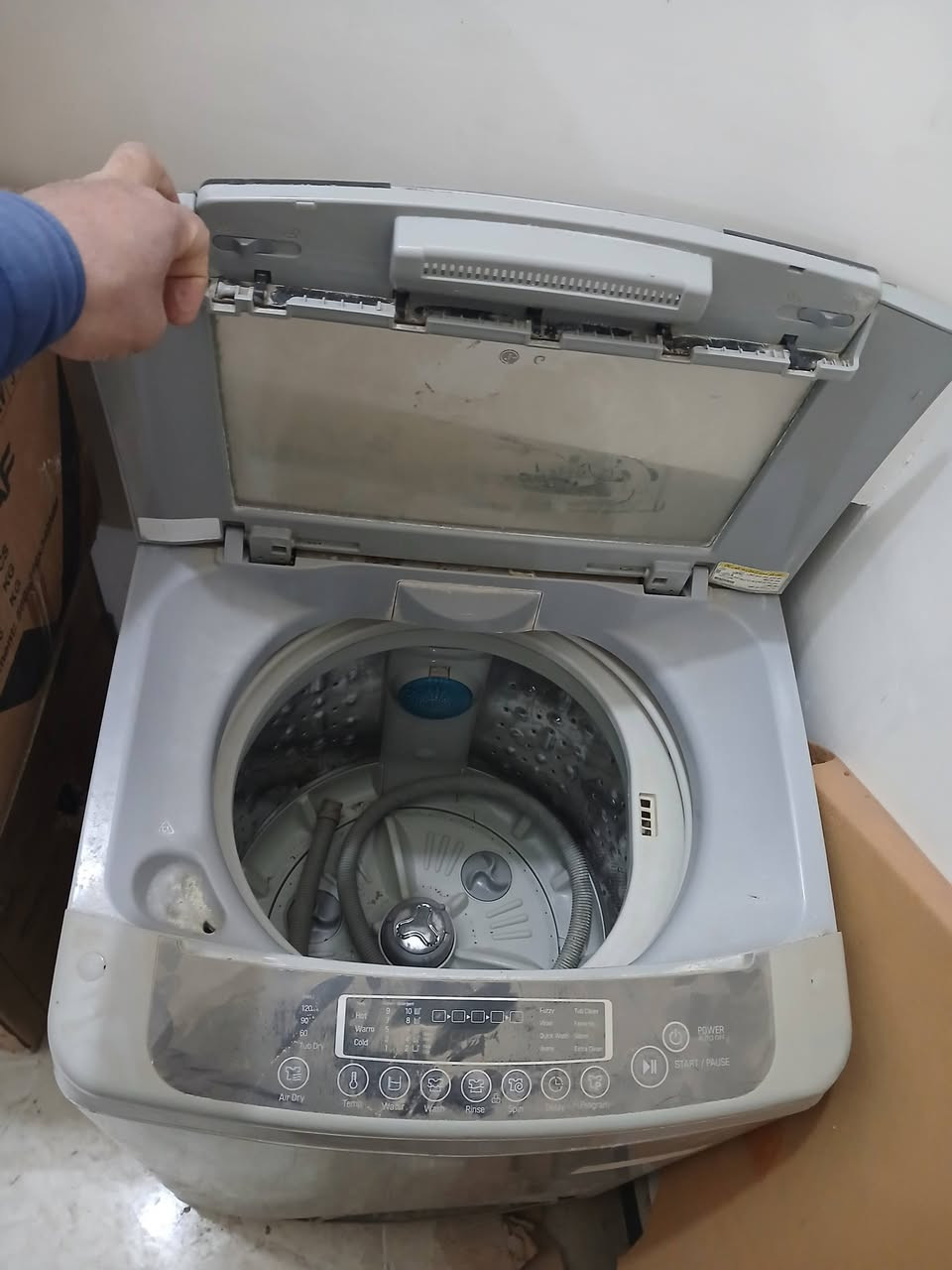 للبيع 
الغسالة شغالة بس بيه خياس 
المبردات وحدة شغاله بس عضايد الماطور مكسرة
الثانية ابيعه كشر
للتواصل ***********
او خاص
