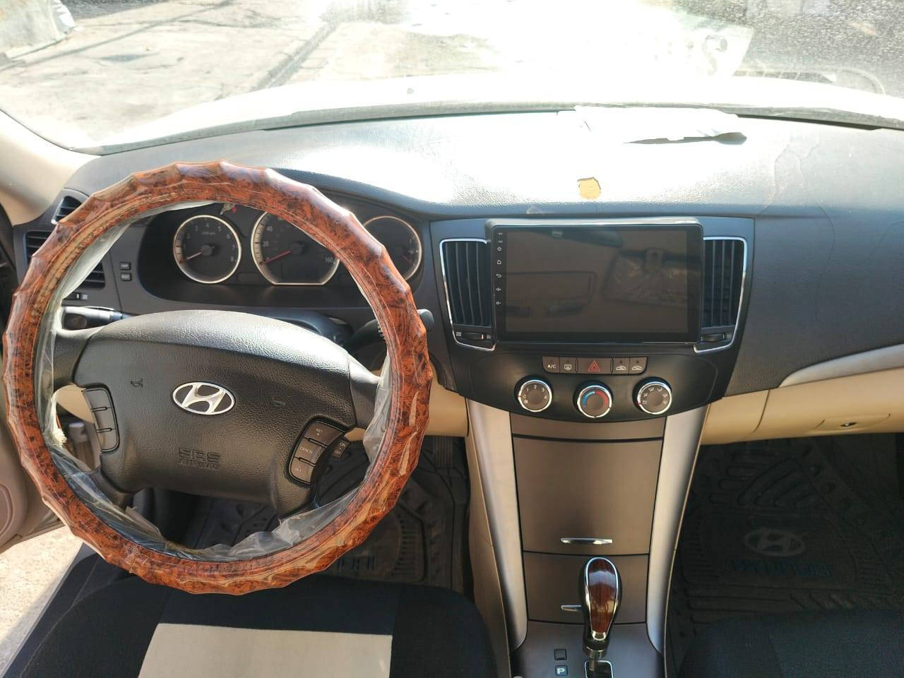 السلام عليكم
سوناتا موديل 2009 امريكي 
بلا ضرر بدون صبغ بدون تبديل اخت كلين 
لون ذهبي رقم نينوى الماني كاربون بانزين شرط تحويل 
محرك ما مفتوح ماشيه 178 مال بيت شرط ما ملعوب بل سياراء مال جناي سعر 140 بيه مجال مكاني موصل كراج الشمال 
تواصل *********** 
***********
