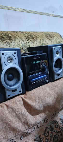 السلام عليكم .
جهاز سيستم ميني ماركة دايو بمواصفات حديثة و رائعة .كهرباء ٢٢٠ فولت ..جهاز بلادي بدون تصليح او ضرر نظيف جدا اكثر من  ٩٠ %  
مع ريموت و اريل للراديو و فيشة اواكس للنقال .
 السماعات ٦ اوم  تقريبا كل تك ٢٥ واط  .
سماعات من الخشب ارتفاع ٢٣  والطول الكلي مع الجهاز ٤٥ سم … ..المواصفات : 
مشغل اقراص   DVD و CD وMP3 .يعرض صورة و صوت عالتلفزيون ..بس قرص ال dvd يفتر وما يحمل الاوديو و ال MP3 شغال تمام .
فلاش رام .
راديو باحث FM + AM.مع خزن قنوات مفضلة
اواكس مضخم صوت للنقال او الشاسة او  أي جهاز تكدر تربطه عليه او ربط لاقط مايكرفون 
مع التحكم بالصوت .
شغل الجهاز جدا ممتاز عالي ومجسم مع تضخيم بيز ممتاز . 
السعر  ٥٠ الف كامل مع التوصيل نهائي اخوان ..
اي استفسار او للمراسلة موجود خاص او *********** البصرة . موجود توصيل شركة .
